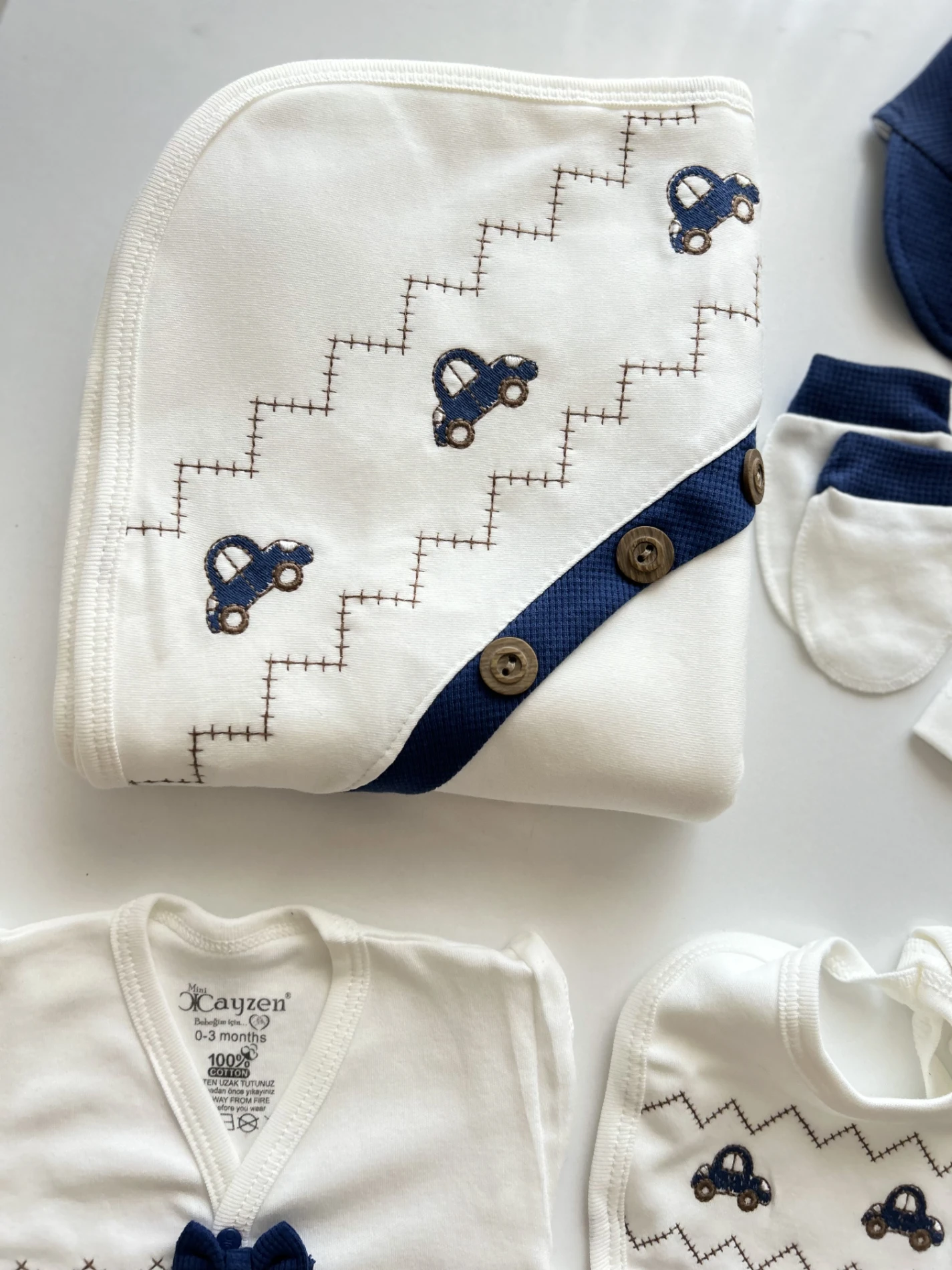 طقم جميل للأولاد الرضع من 10 قطع فاخرة مع بطانية