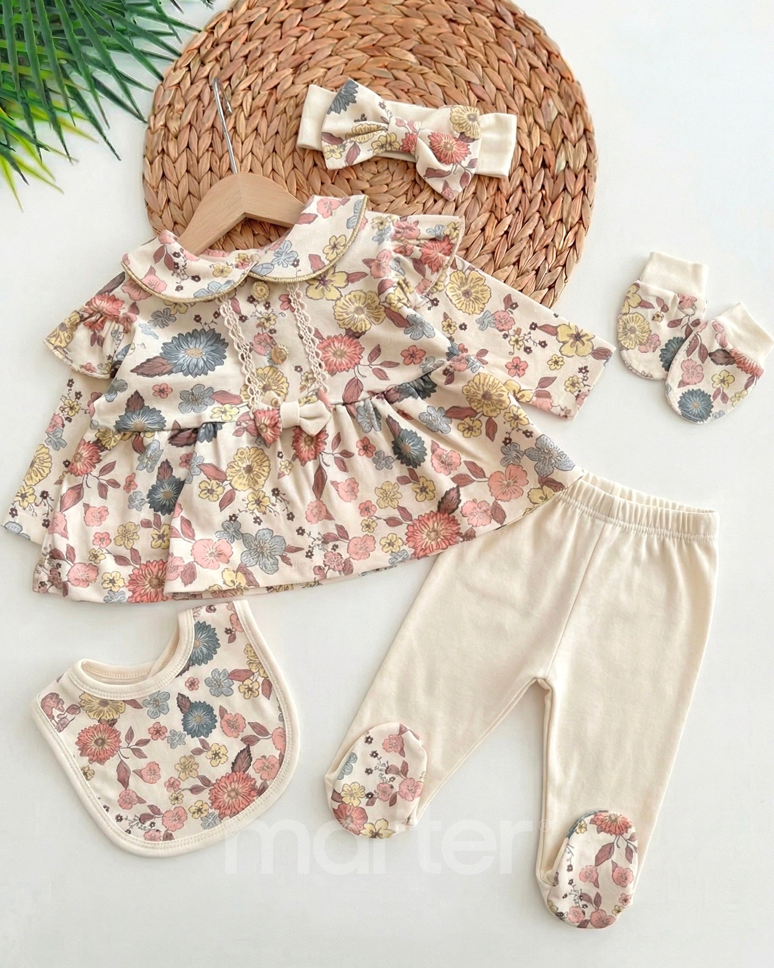 طقم أنيق بلمسة ذهبية للبنات حديثي الولادة