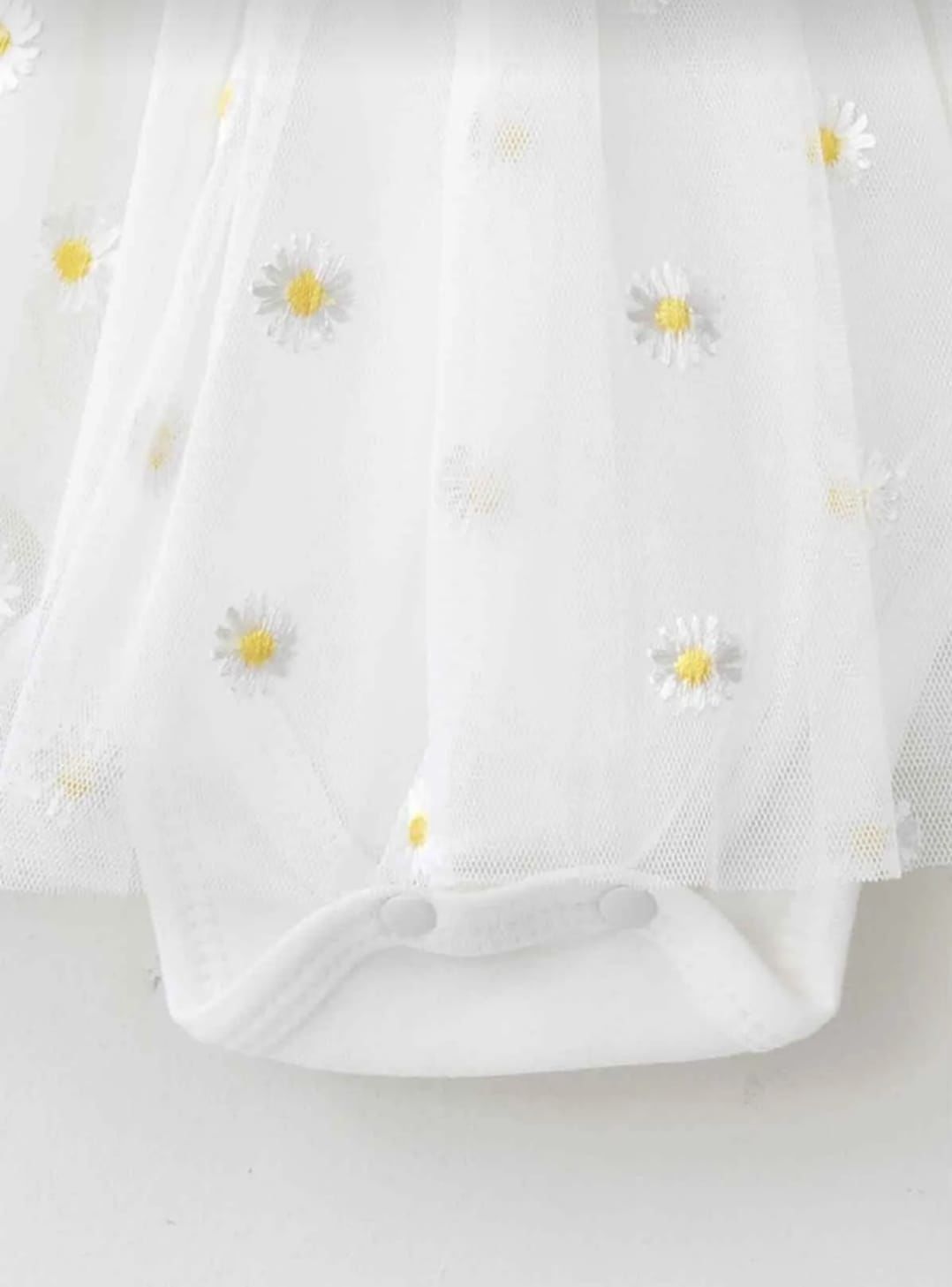 فستان صيفي مزين بأزهار صغيرة