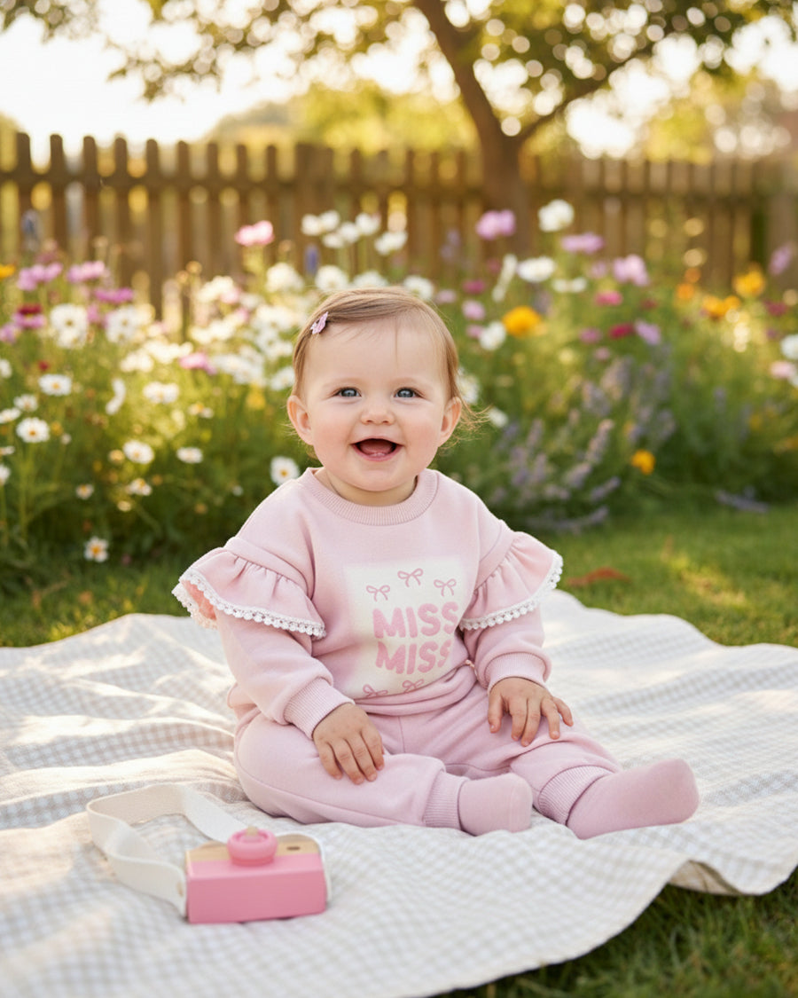 طقم جميل و كيوت للبنات بلمسات أنيقة