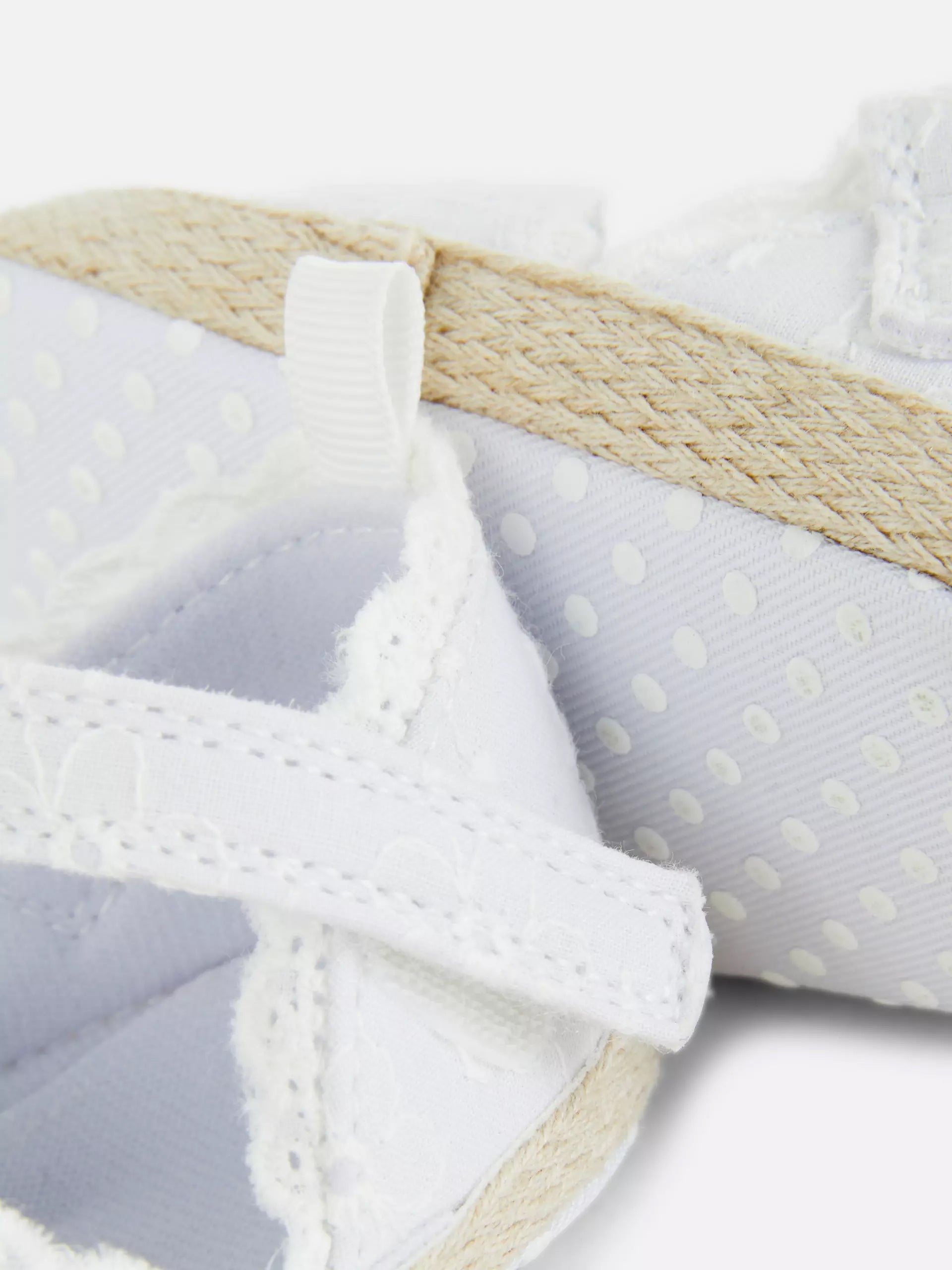 حذاء كيووت و جميل للبنات