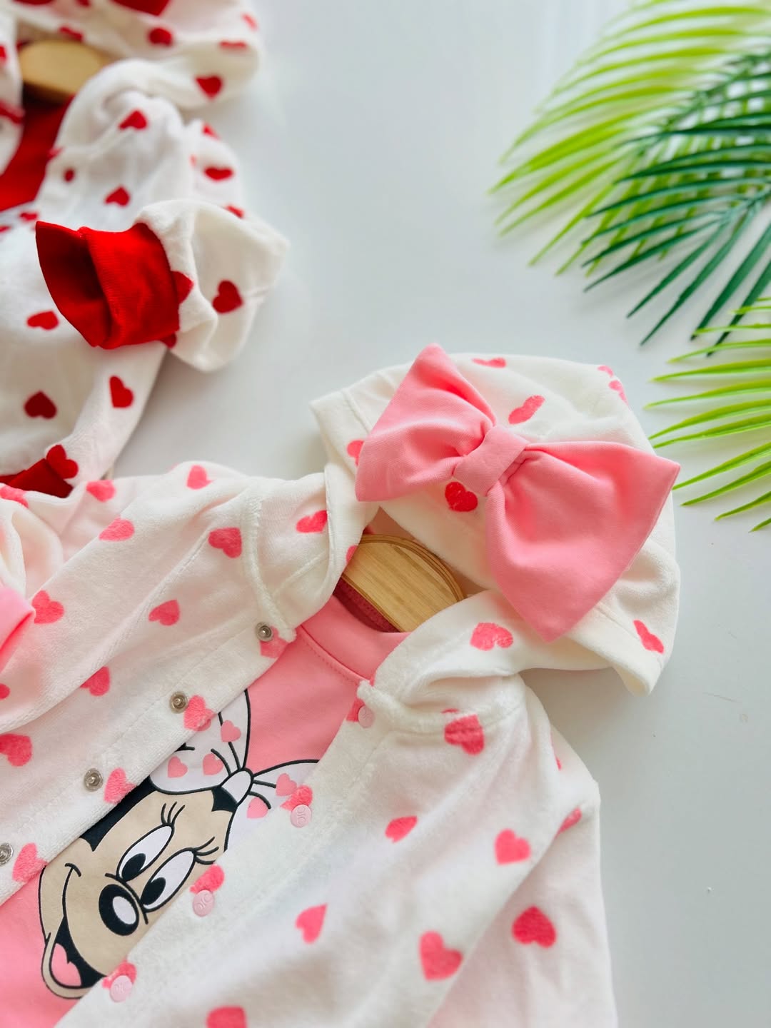 طقم ميني ماوس الشهير مزين بقلوب صغيرة