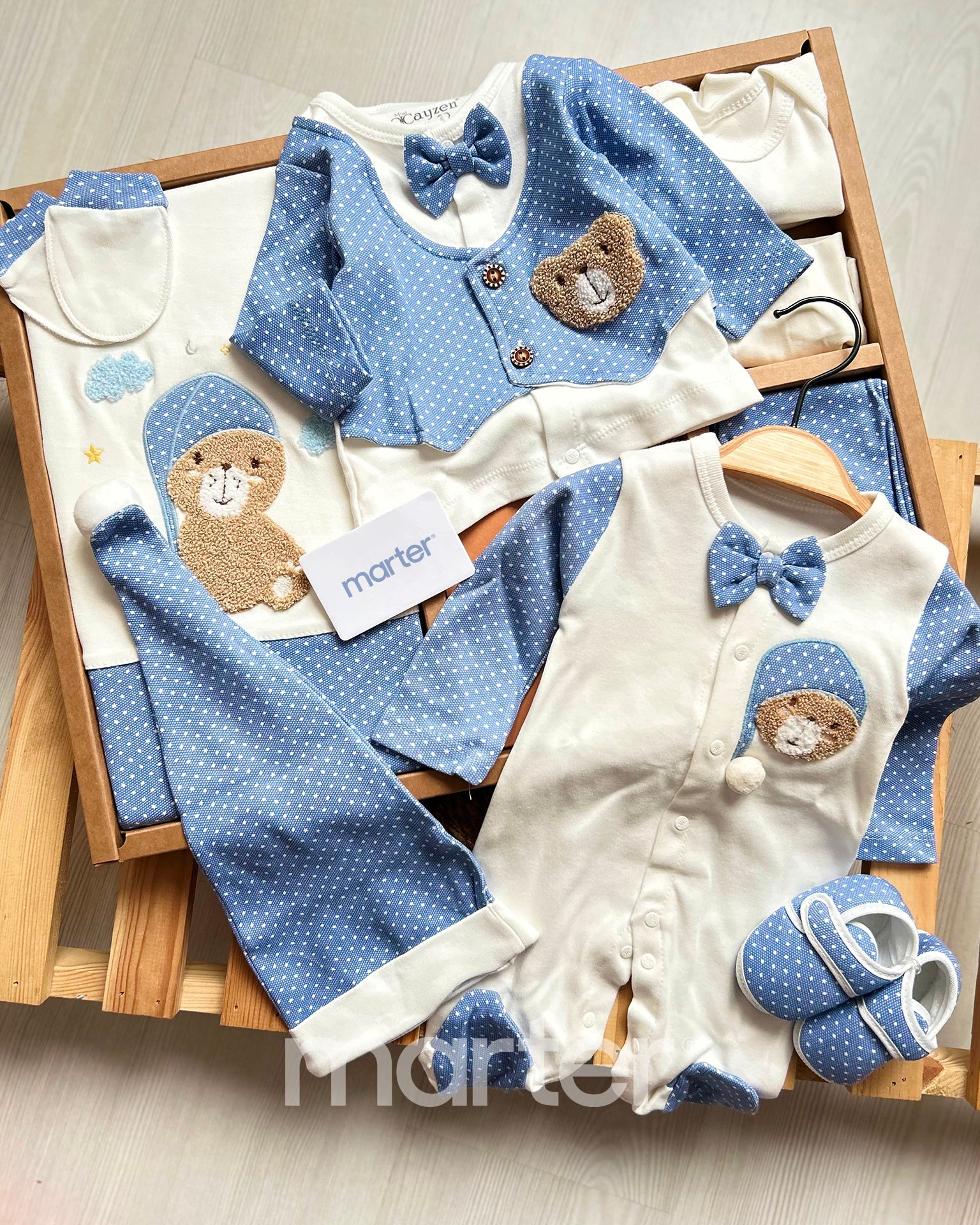 طقم جميل للأولاد الرضع من 10 قطع فاخرة مع بطانية