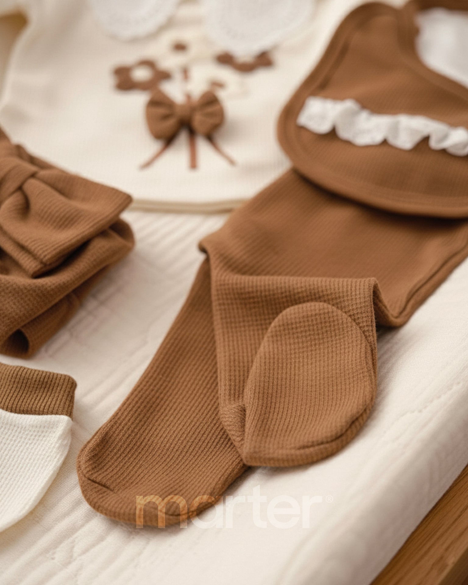 طقم جميل للبنات حديثي الولادة مزين بأزهار صغيرة