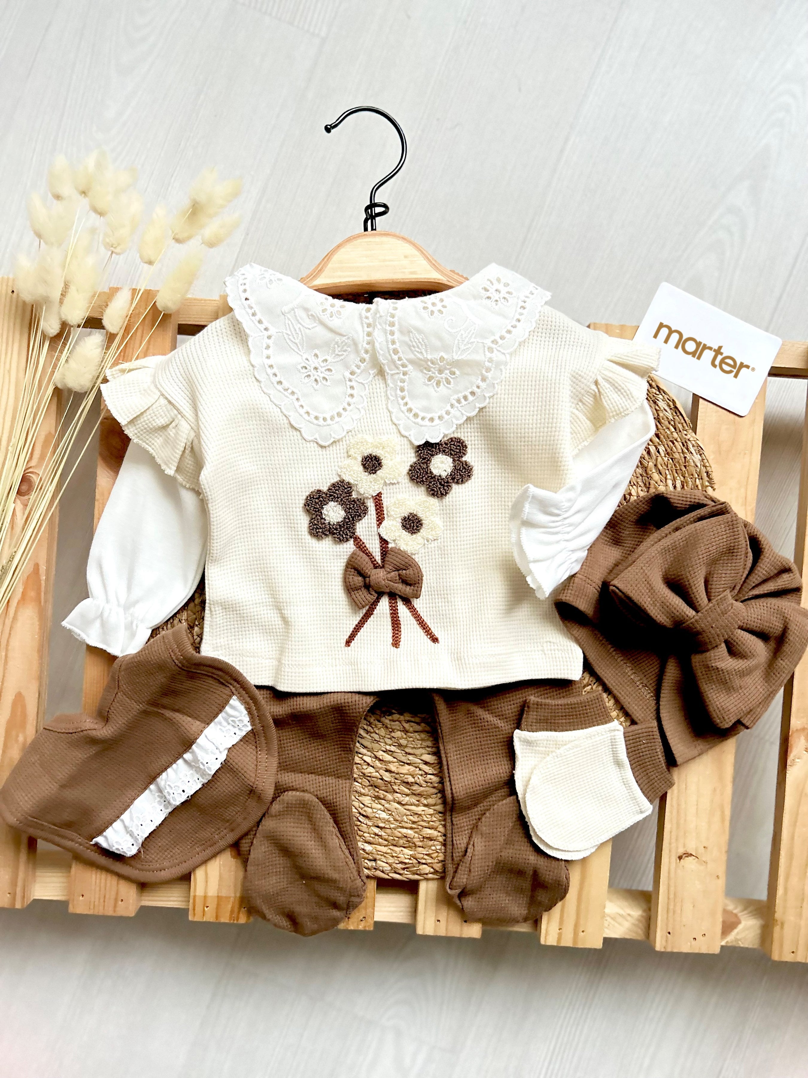 طقم جميل للبنات حديثي الولادة مزين بأزهار صغيرة