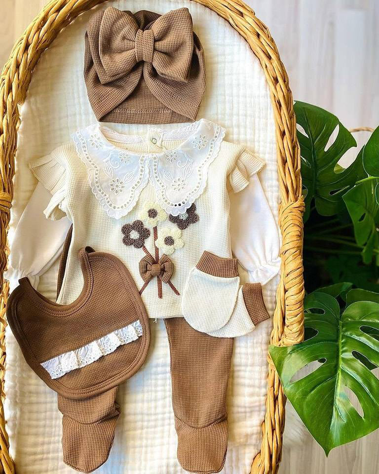 طقم جميل للبنات حديثي الولادة مزين بأزهار صغيرة