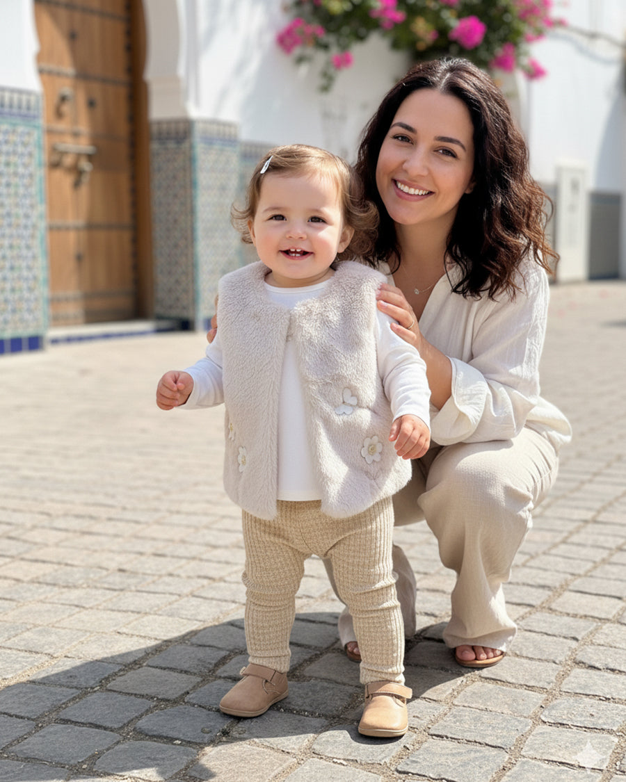 طقم كيوت مزين بأزهار و فراشات صغيرة