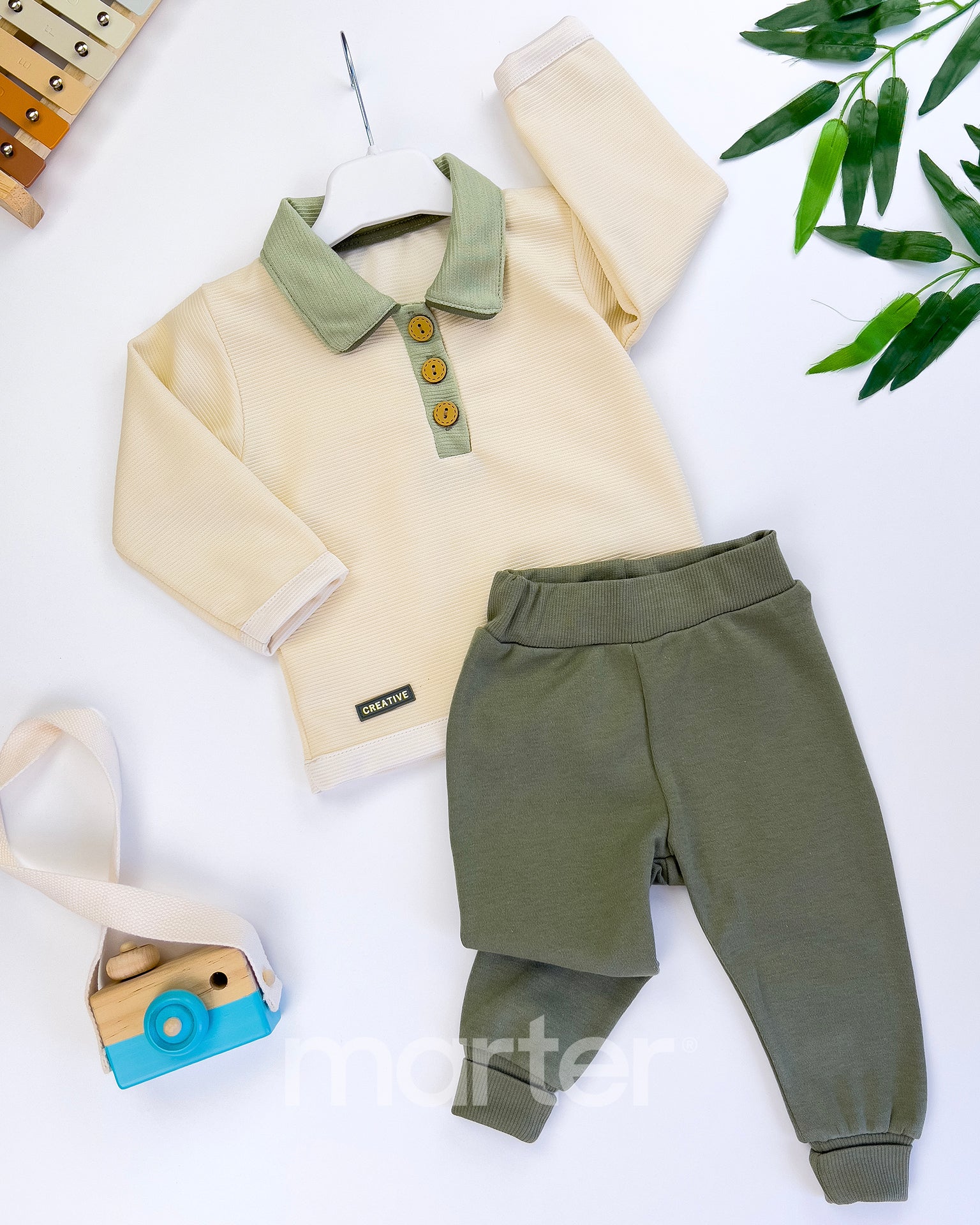 طقم ربيعي للأولاد بتصميم فخم ولمسات راقية