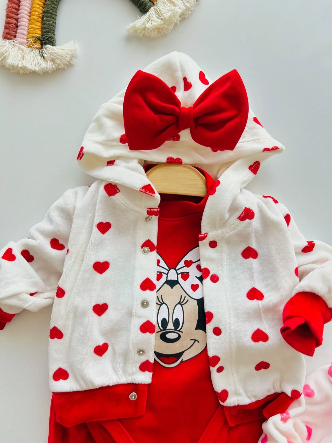 طقم ميني ماوس الشهير مزين بقلوب صغيرة