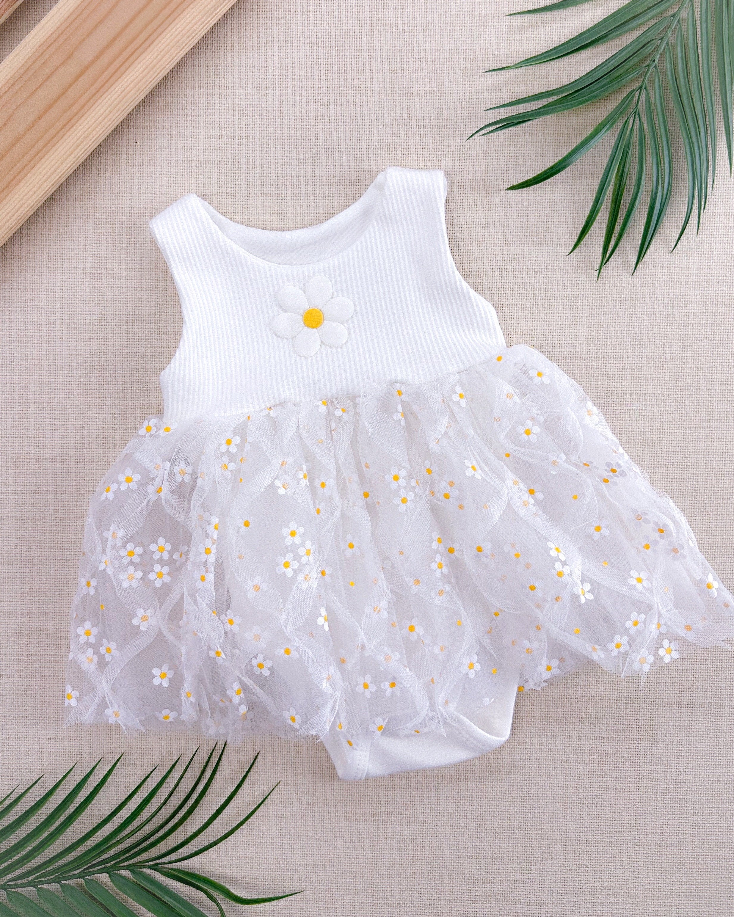 فستان صيفي مزين بأزهار صغيرة