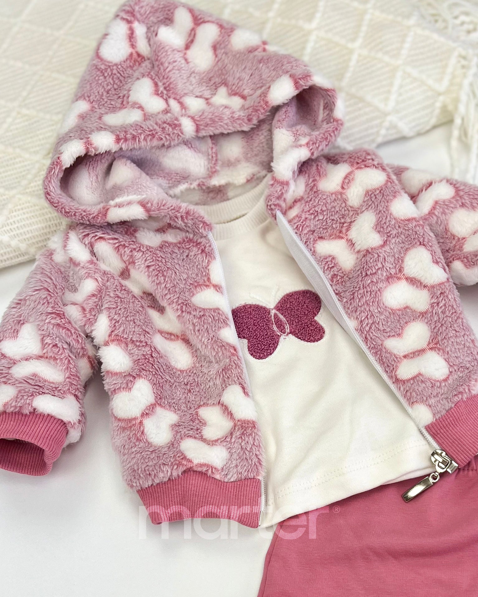 طقم شتوي جميل للبنات بتصميم الفراشة كيوت