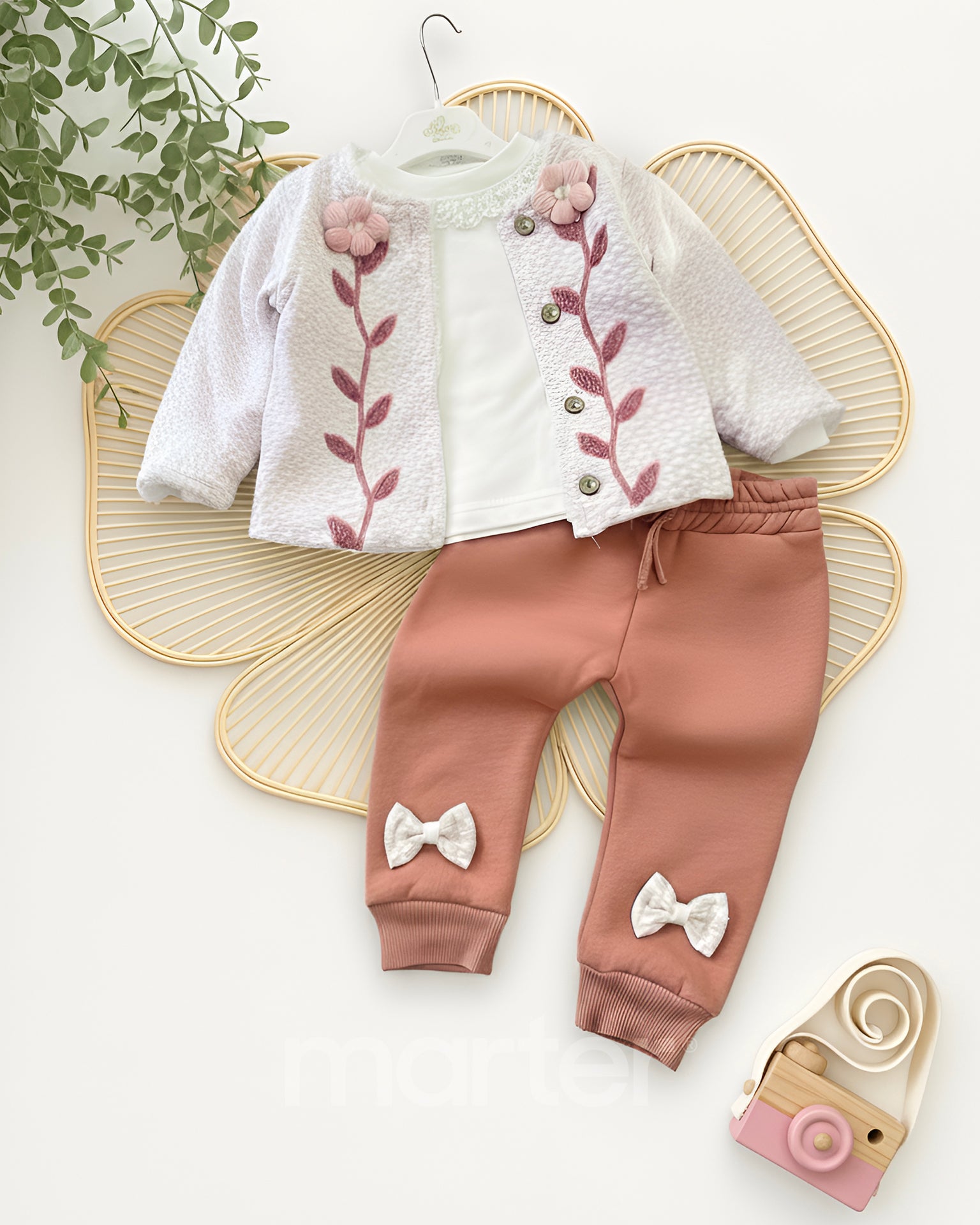 طقم شتوي جميل للبنات مزين بأزهار صغيرة