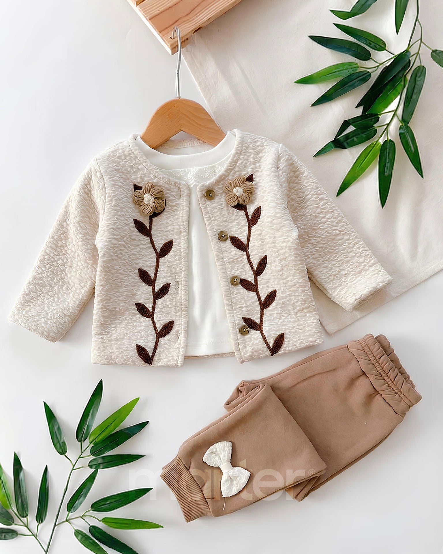 طقم شتوي جميل للبنات مزين بأزهار صغيرة