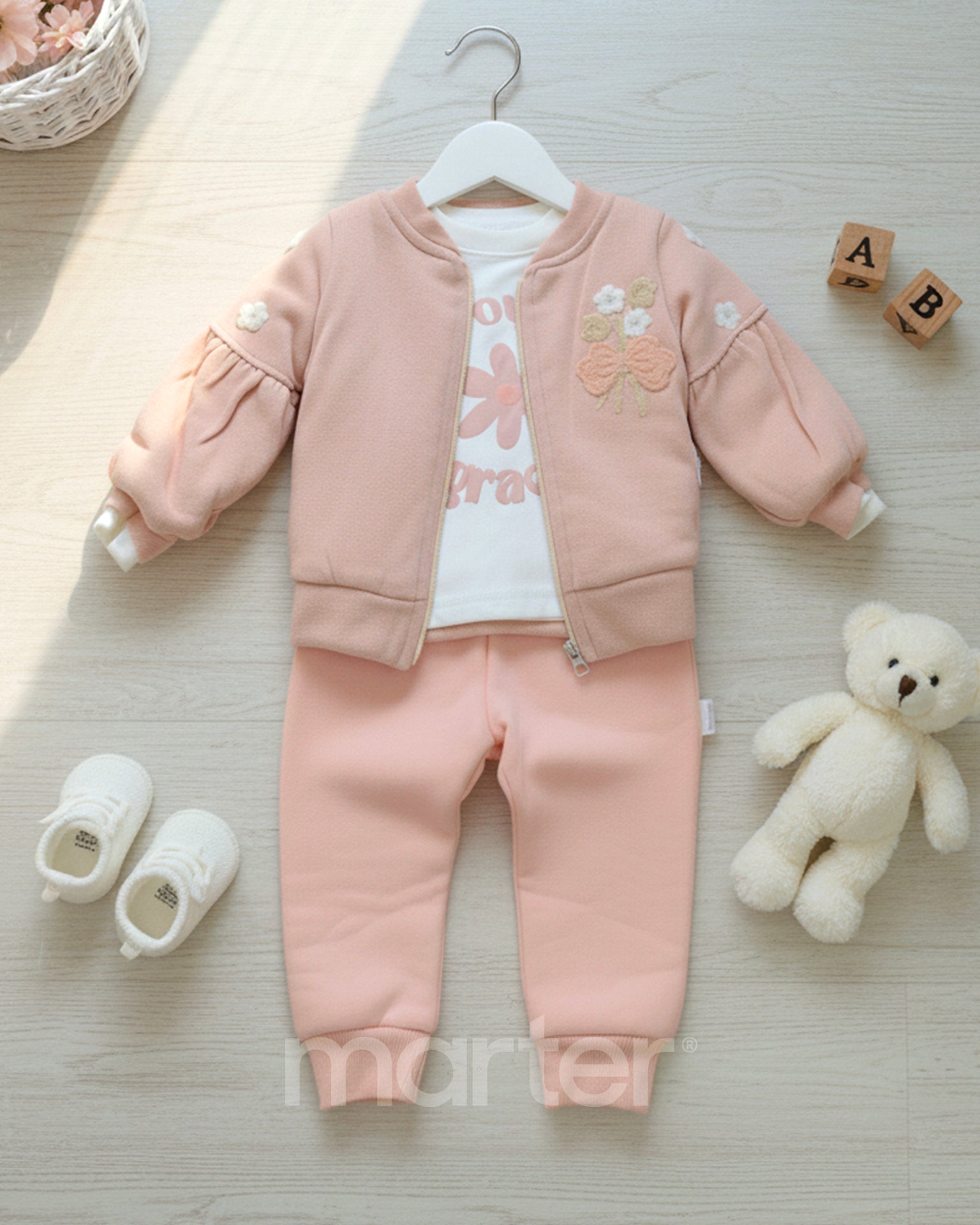 طقم شتوي جميل للبنات مزين بأزهار صغيرة