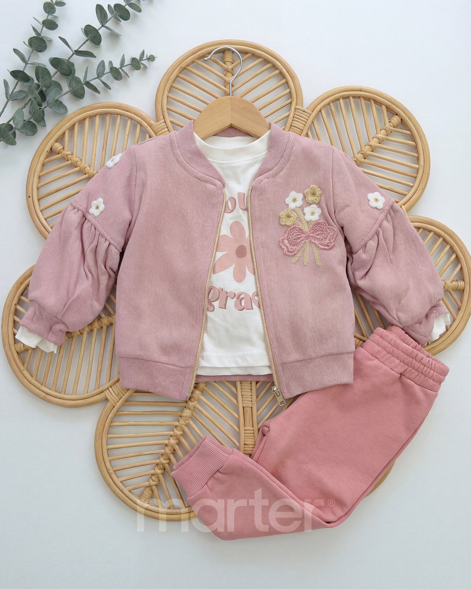 طقم شتوي جميل للبنات مزين بأزهار صغيرة