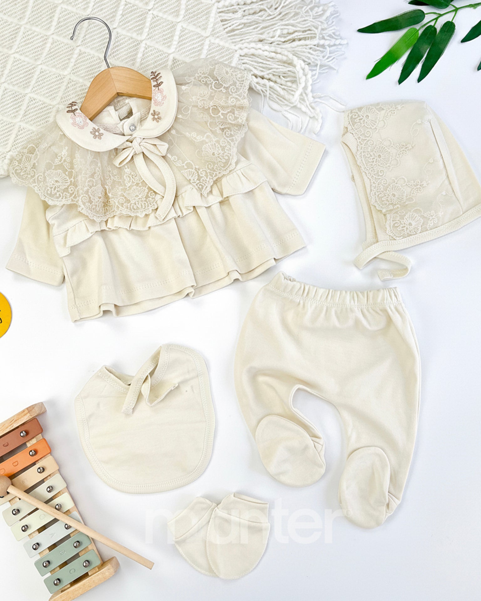 طقم فخم للبنات حديثي الولادة مزين بأزهار صغيرة