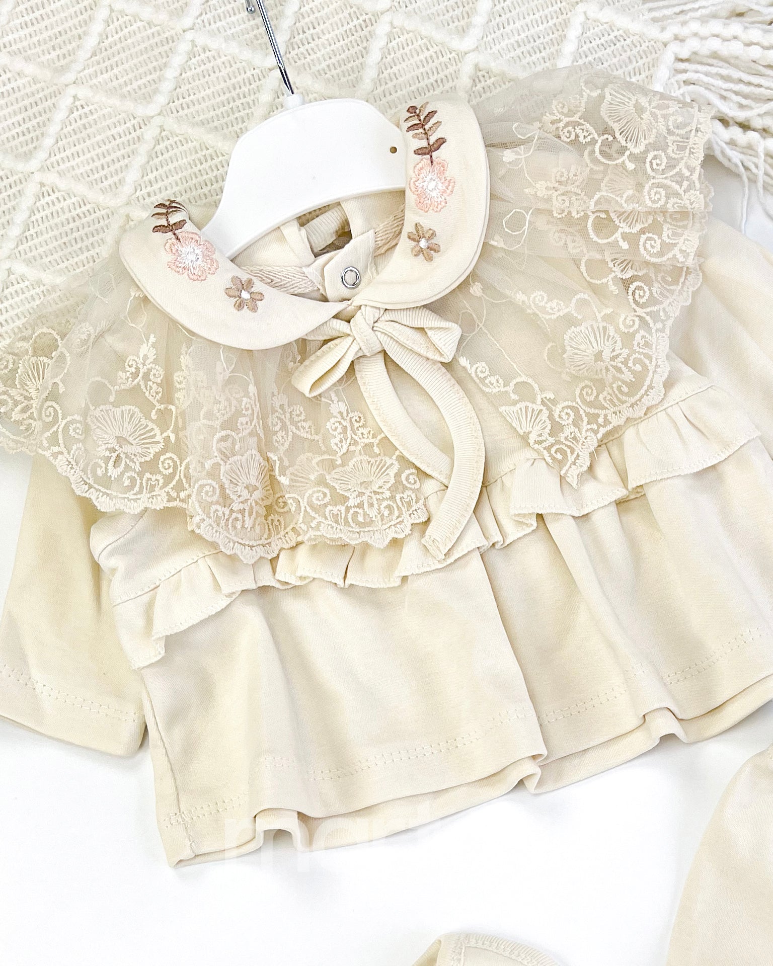 طقم فخم للبنات حديثي الولادة مزين بأزهار صغيرة