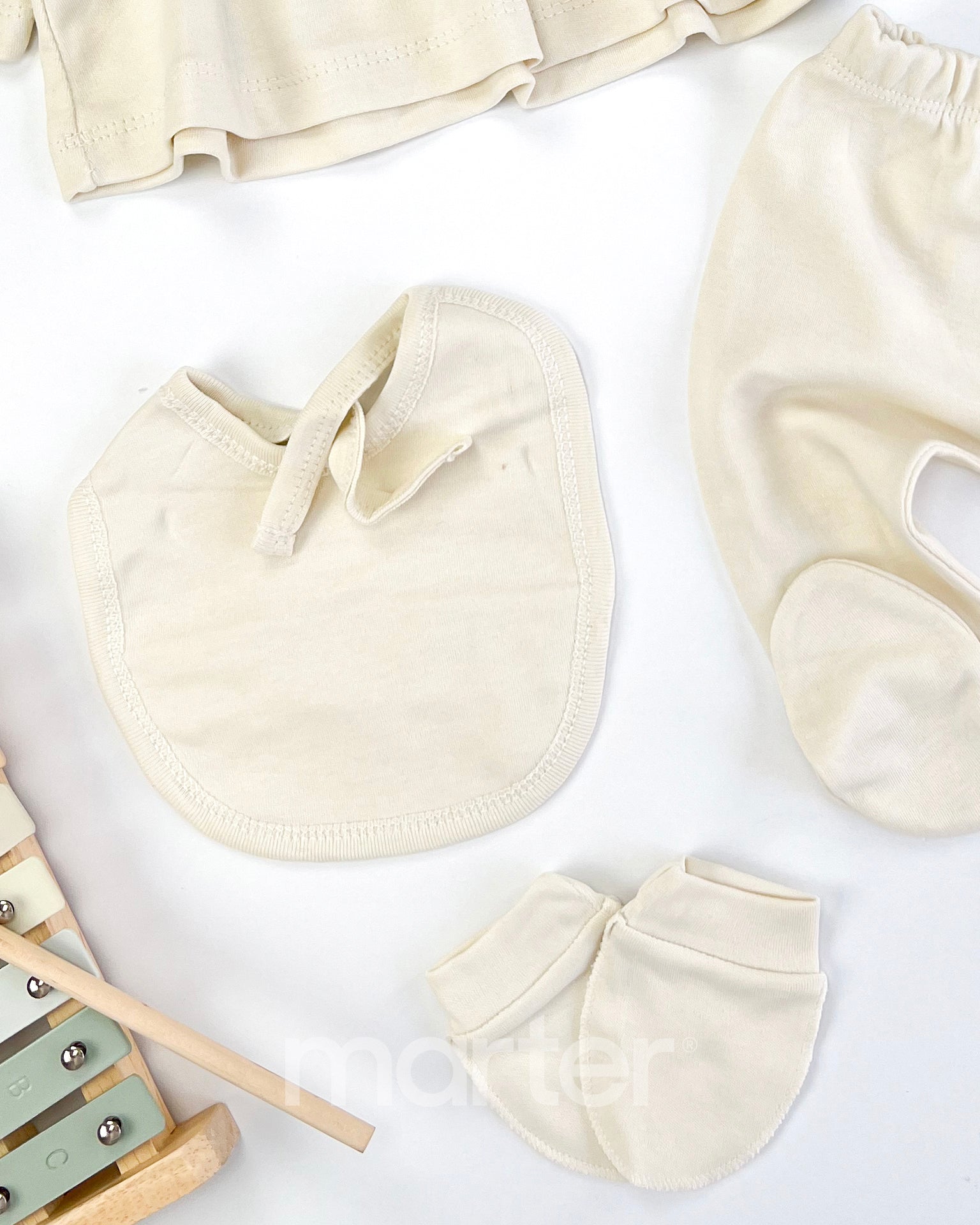 طقم فخم للبنات حديثي الولادة مزين بأزهار صغيرة