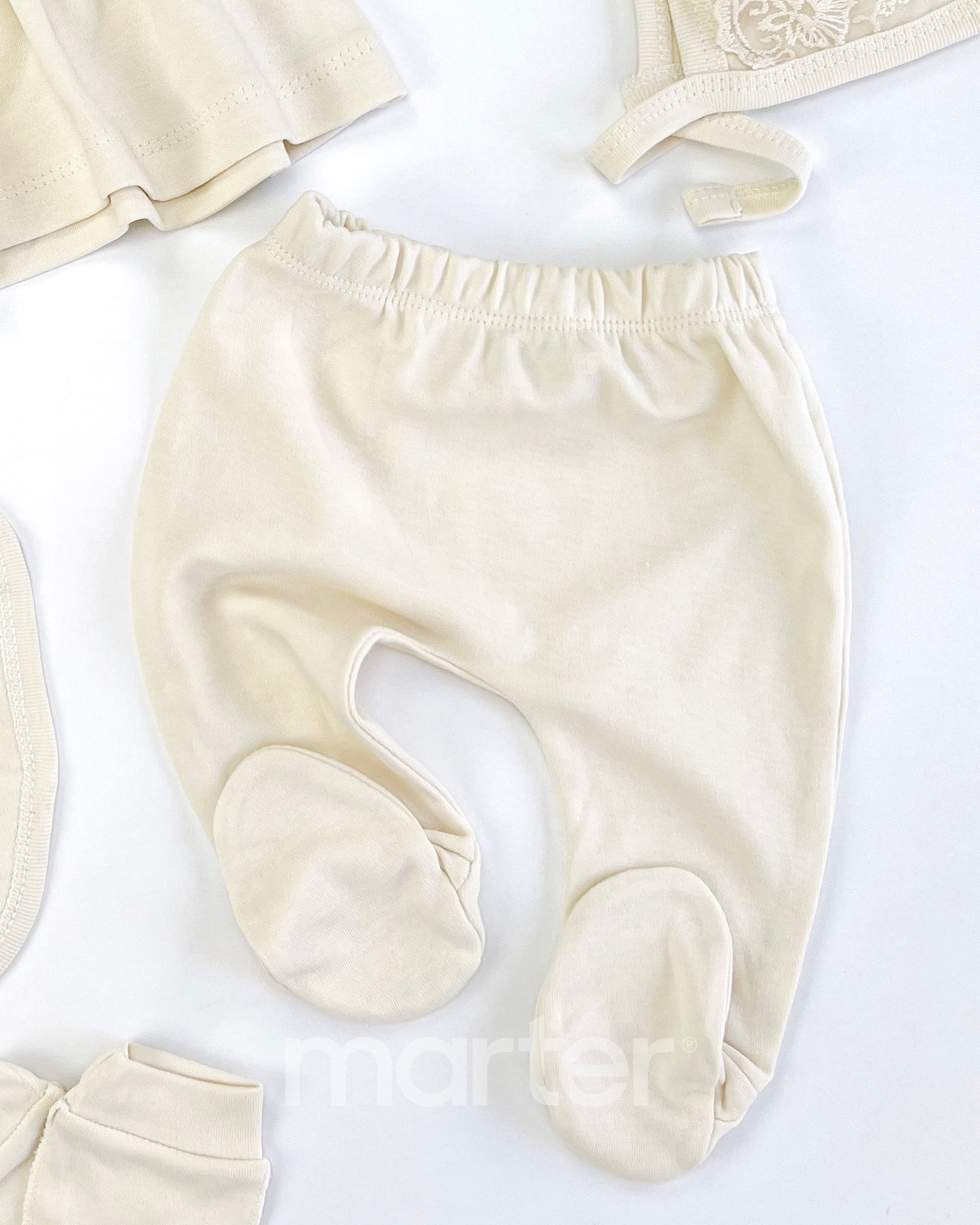 طقم فخم للبنات حديثي الولادة مزين بأزهار صغيرة