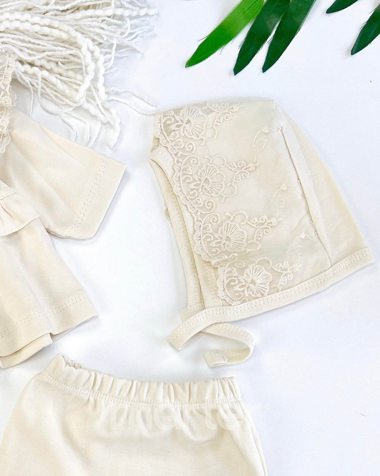 طقم فخم للبنات حديثي الولادة مزين بأزهار صغيرة