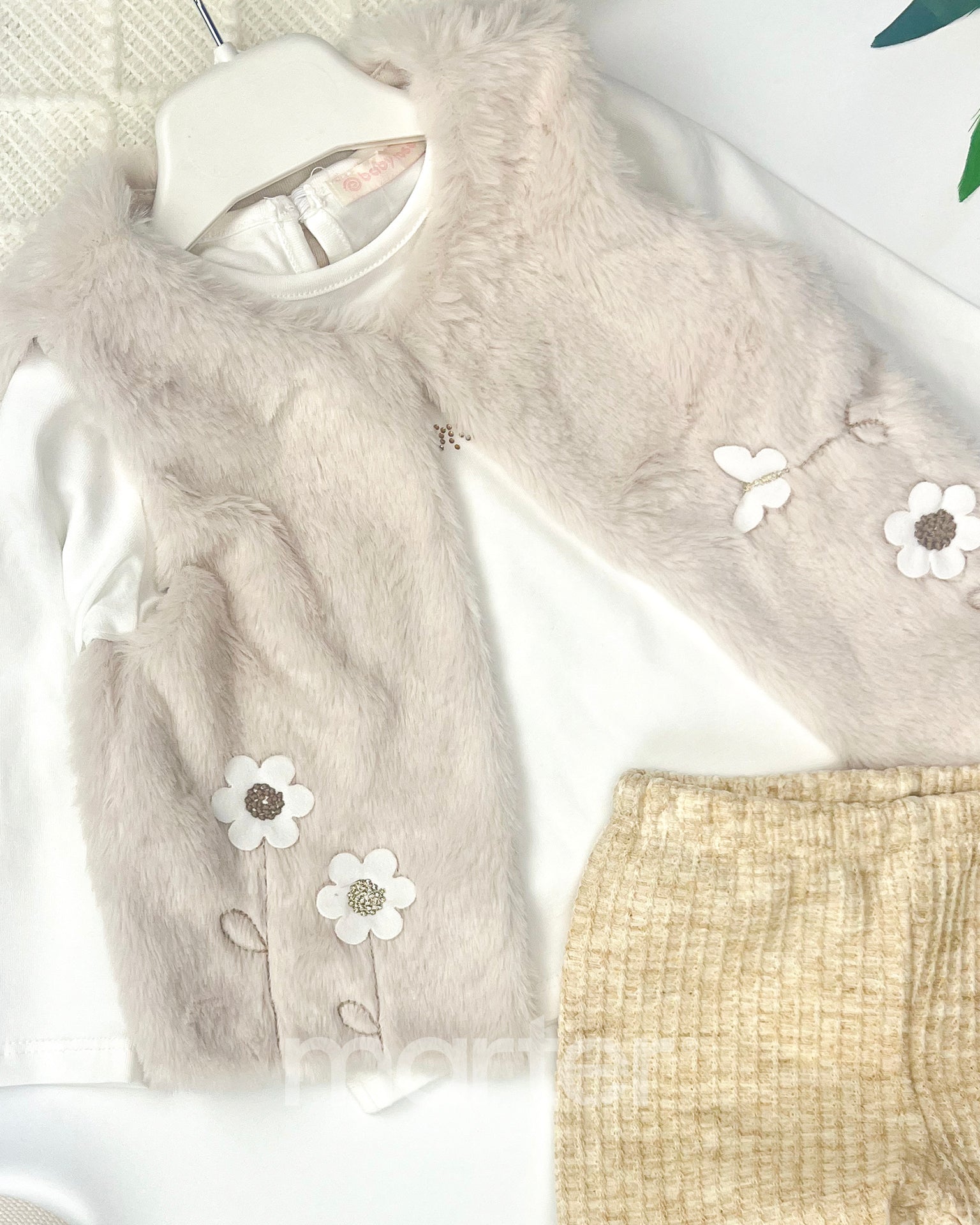 طقم كيوت مزين بأزهار و فراشات صغيرة