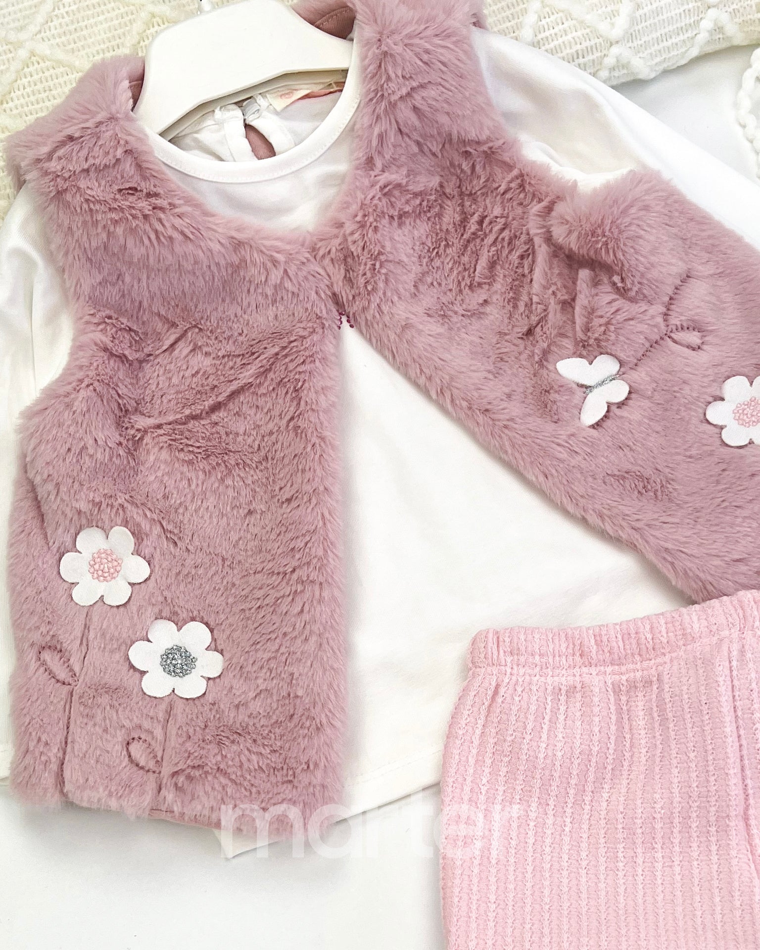 طقم كيوت مزين بأزهار و فراشات صغيرة