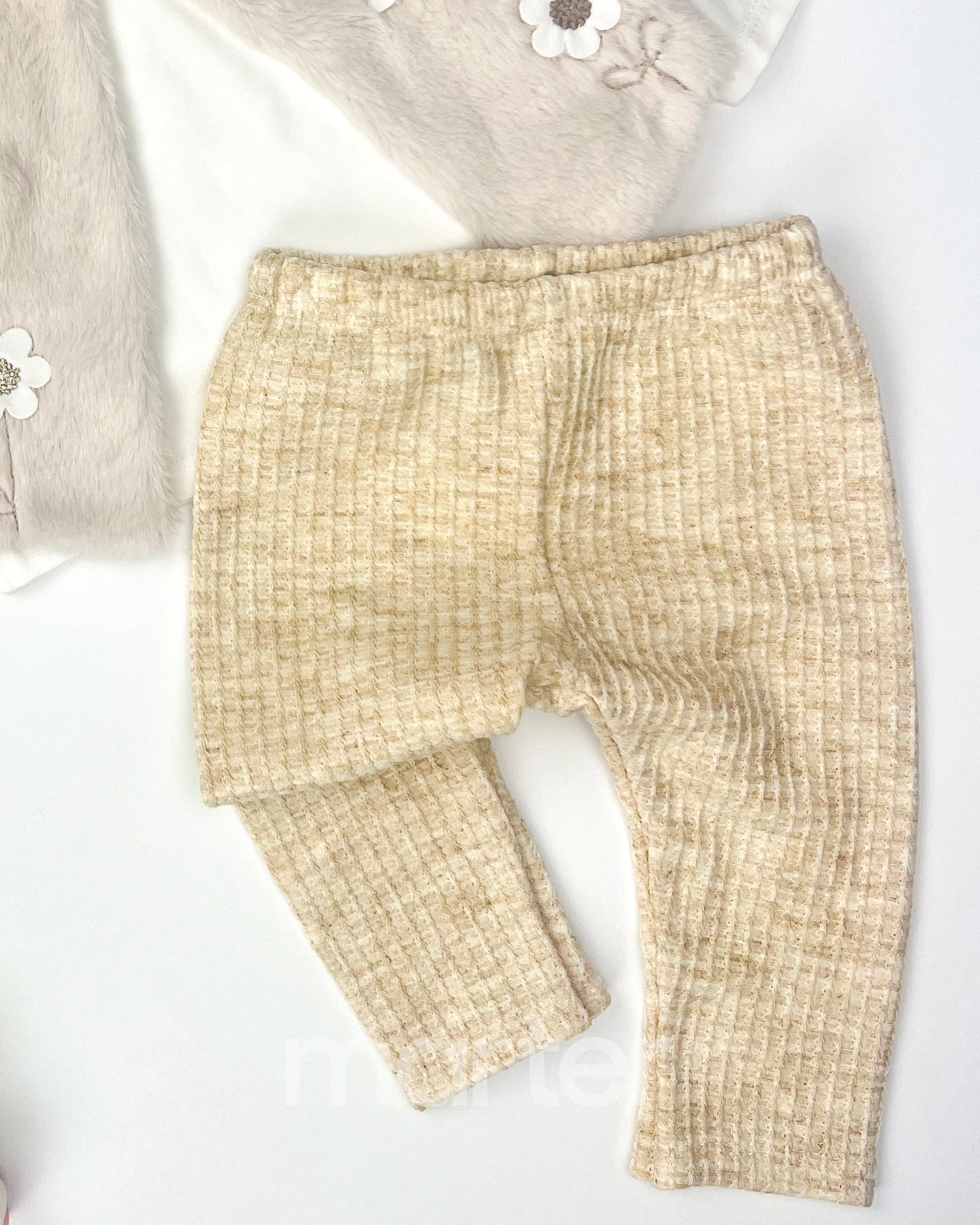 طقم كيوت مزين بأزهار و فراشات صغيرة