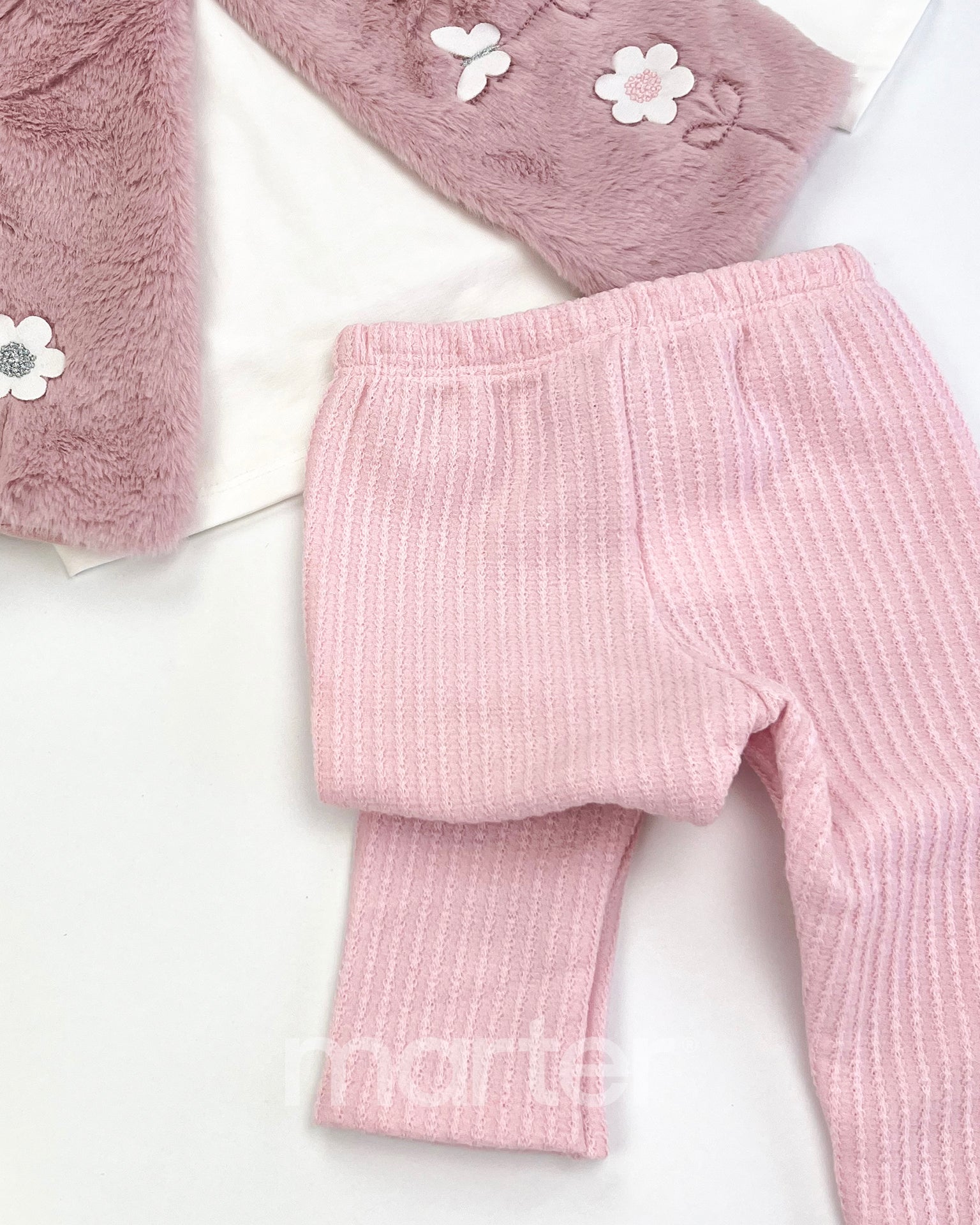 طقم كيوت مزين بأزهار و فراشات صغيرة