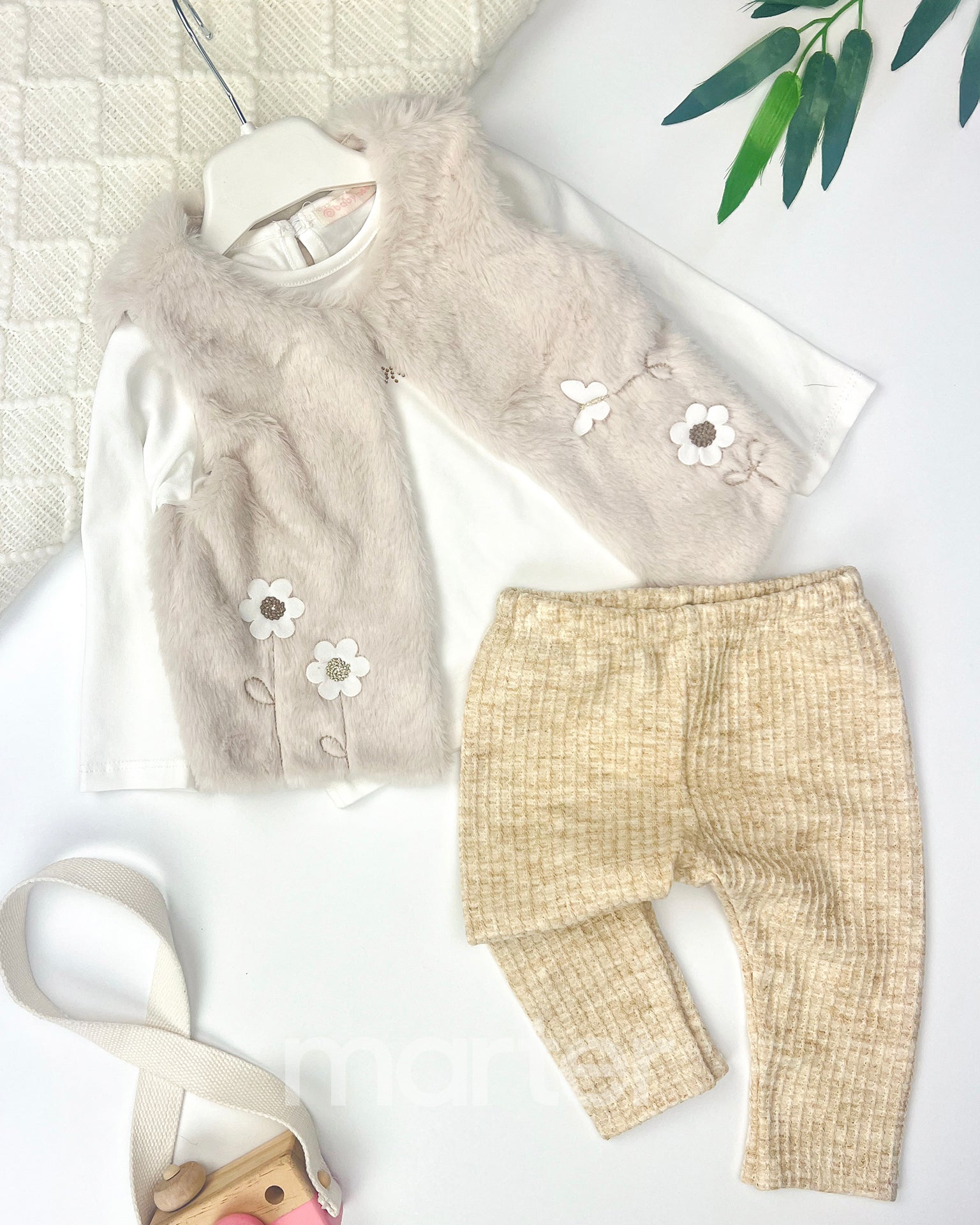 طقم كيوت مزين بأزهار و فراشات صغيرة