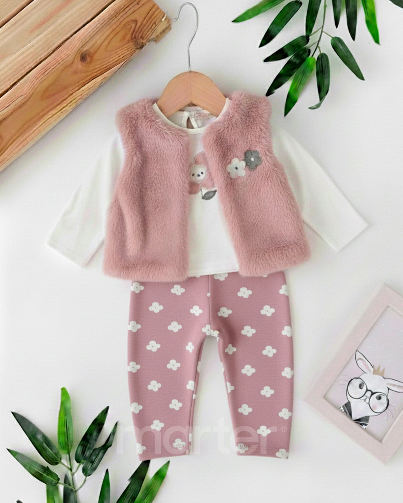 طقم كيوت للبنات مزين بأزهار صغيرة