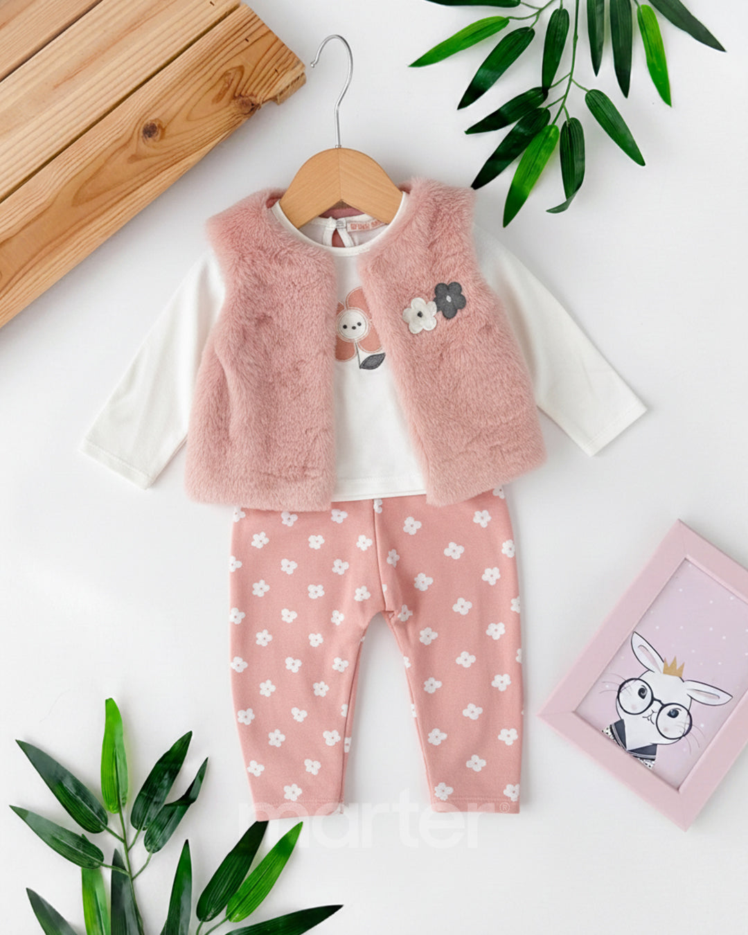 طقم كيوت للبنات مزين بأزهار صغيرة
