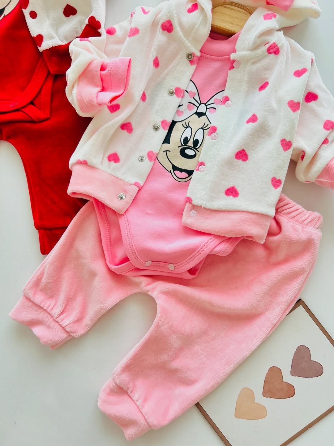 طقم ميني ماوس الشهير مزين بقلوب صغيرة