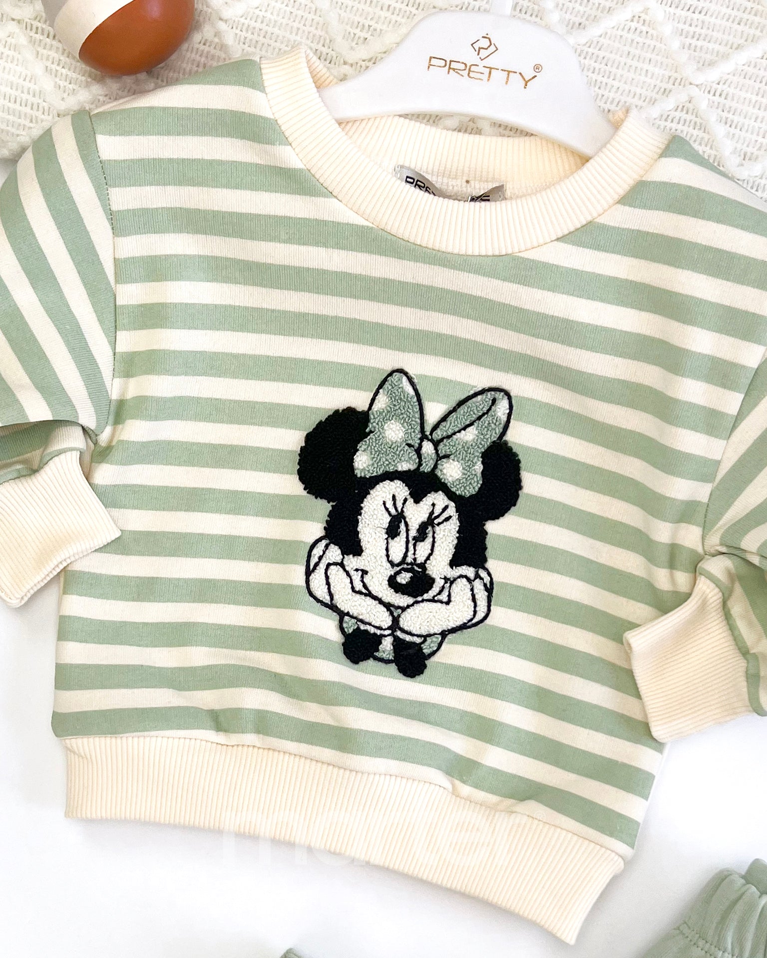 طقم ميني ماوس الشهير مزين بخطوط رفيعة