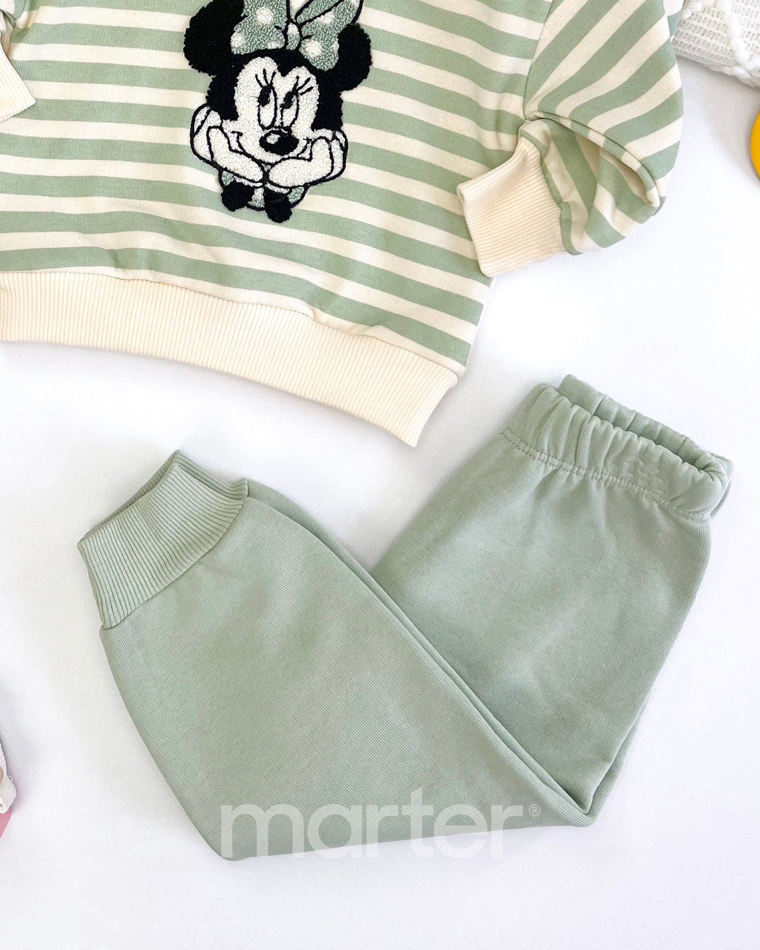 طقم ميني ماوس الشهير مزين بخطوط رفيعة