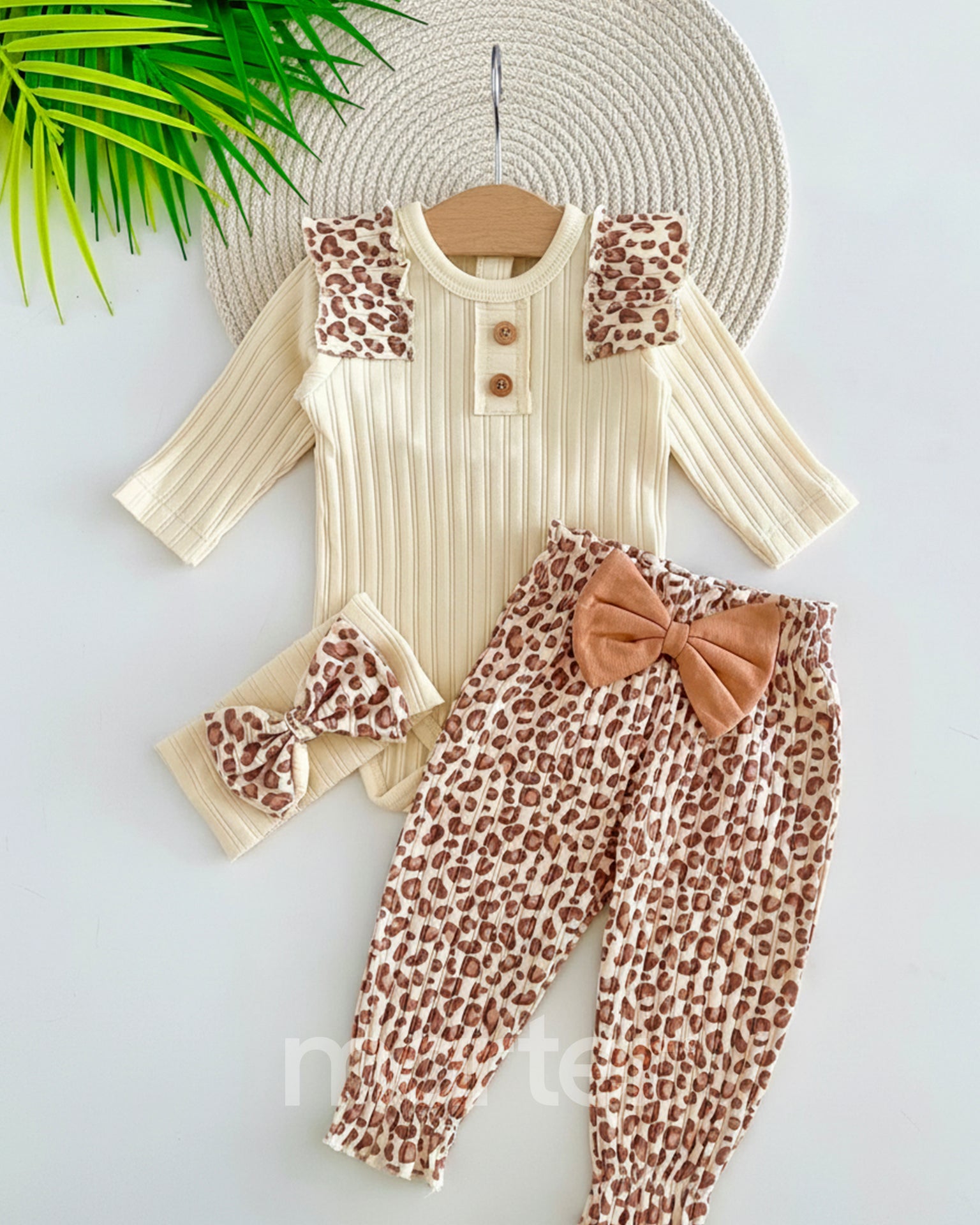 طقم أنيق للبنات و حديثي الولادة بـ 3 قطع فاخرة