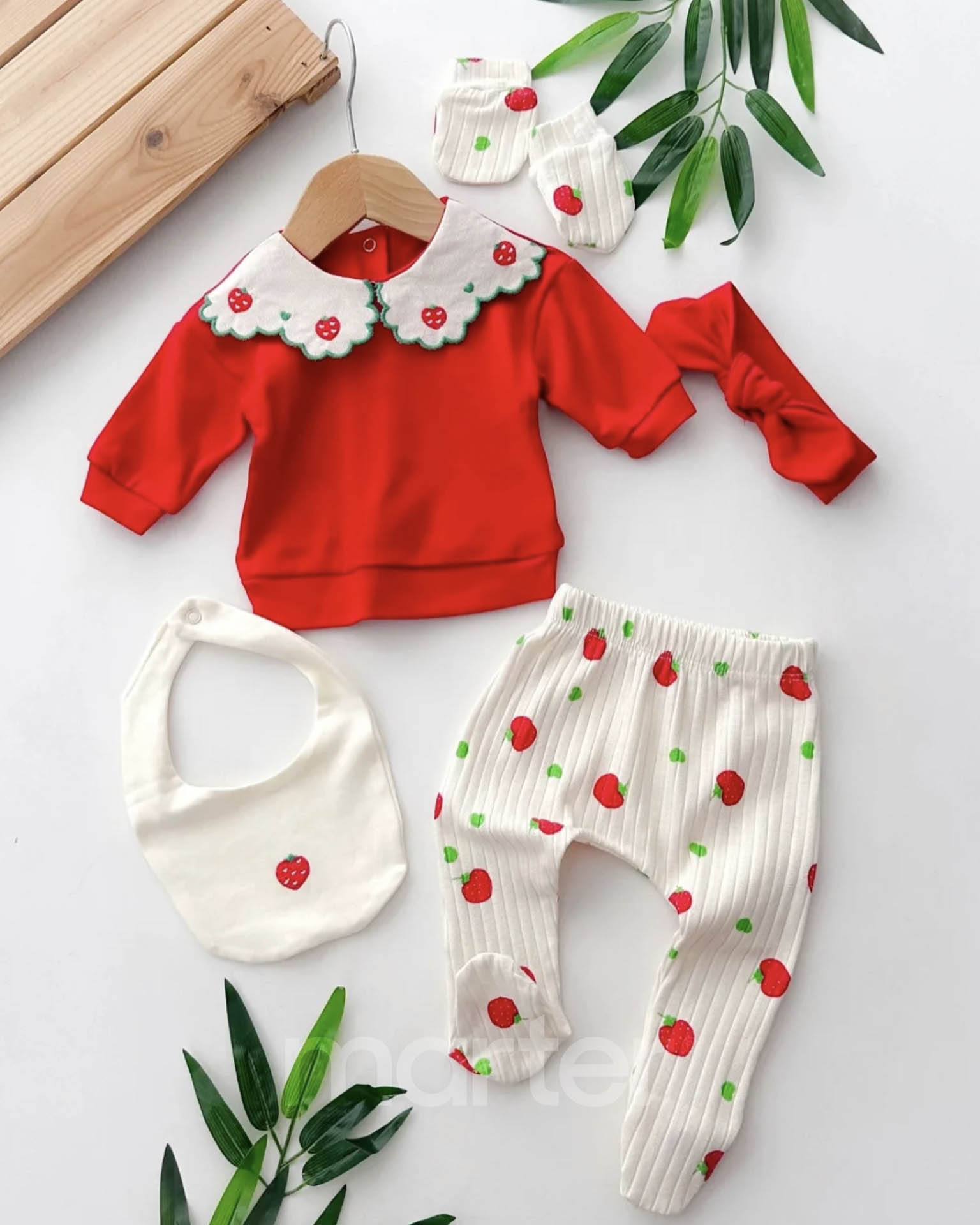 طقم الفراولة للبنات حديثي الولادة مكون من 5 قطع