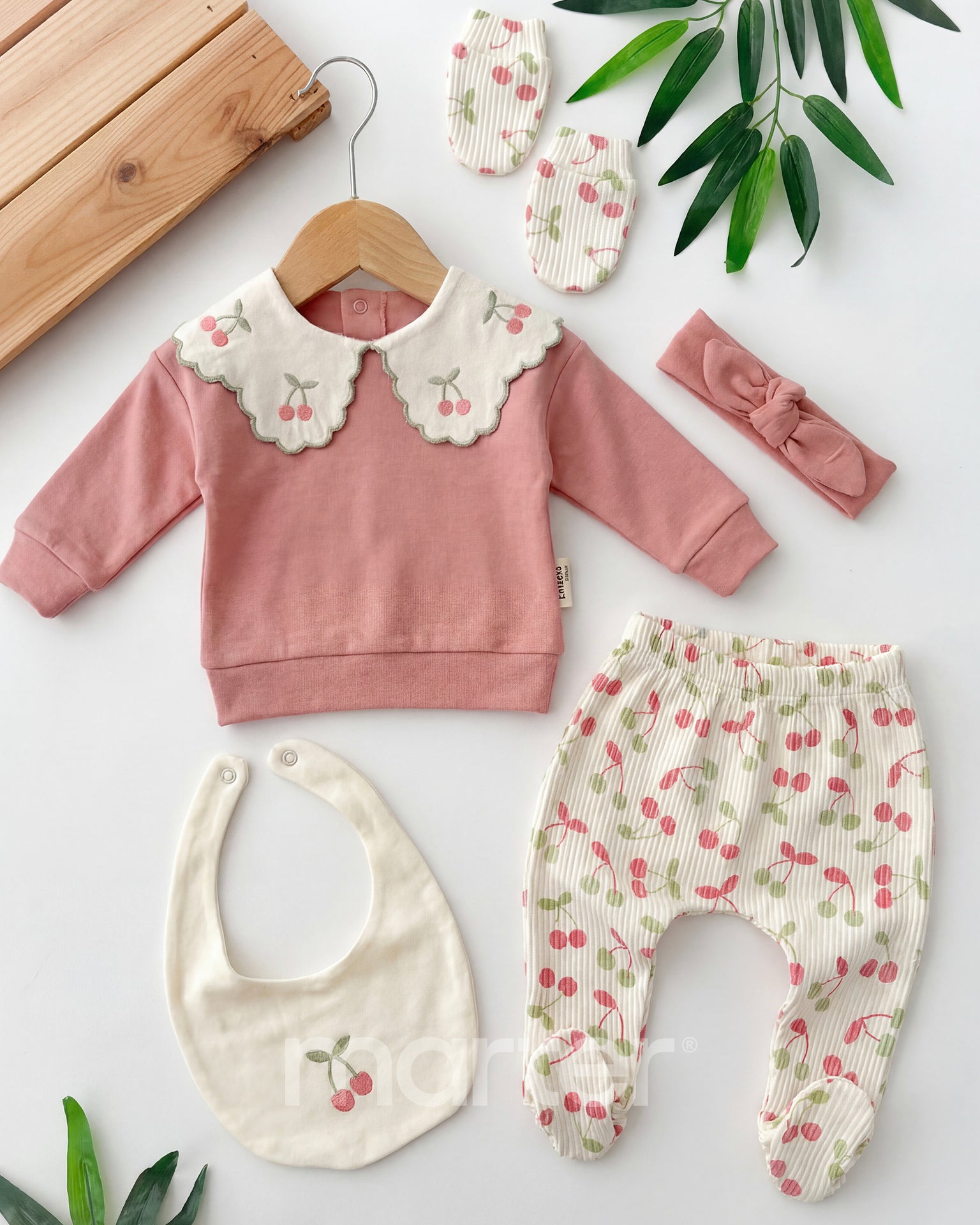 طقم ناعم و جميل للبنات حديثي الولادة مزين بحبات الكرز