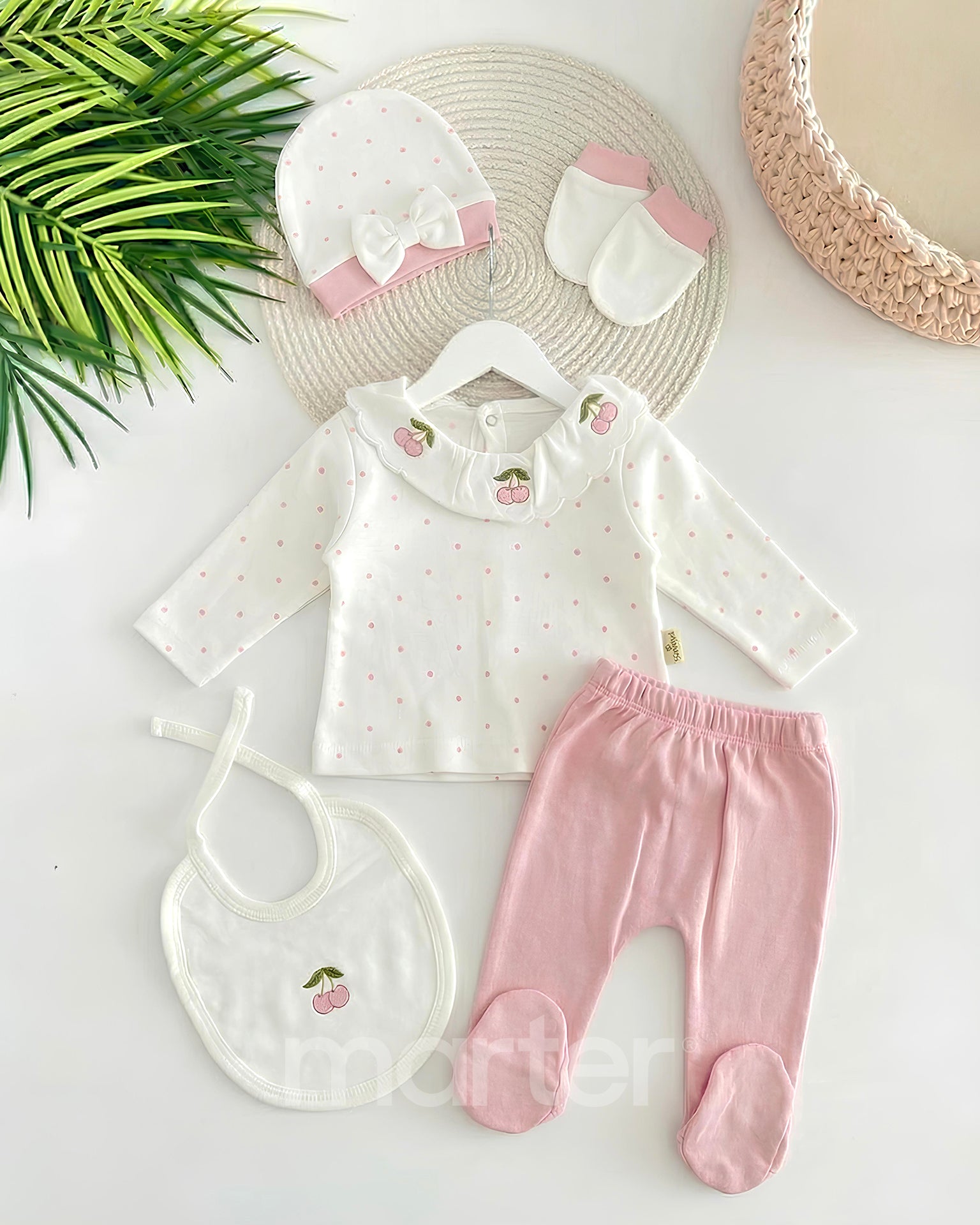 طقم ناعم للبنات حديثي الولادة مزين بحبات الكرز
