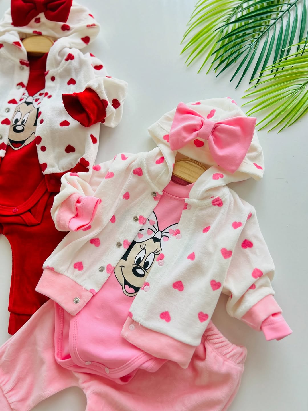 طقم ميني ماوس الشهير مزين بقلوب صغيرة