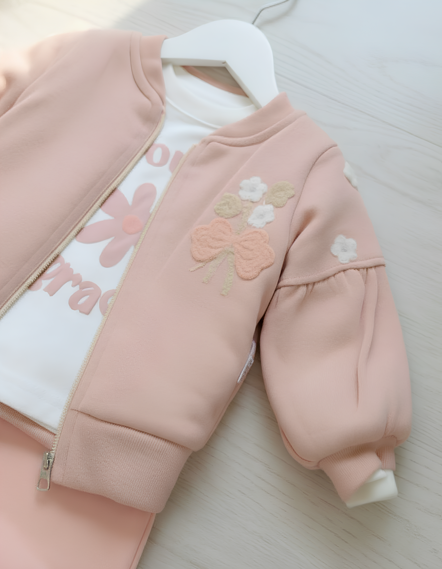 طقم شتوي جميل للبنات مزين بأزهار صغيرة