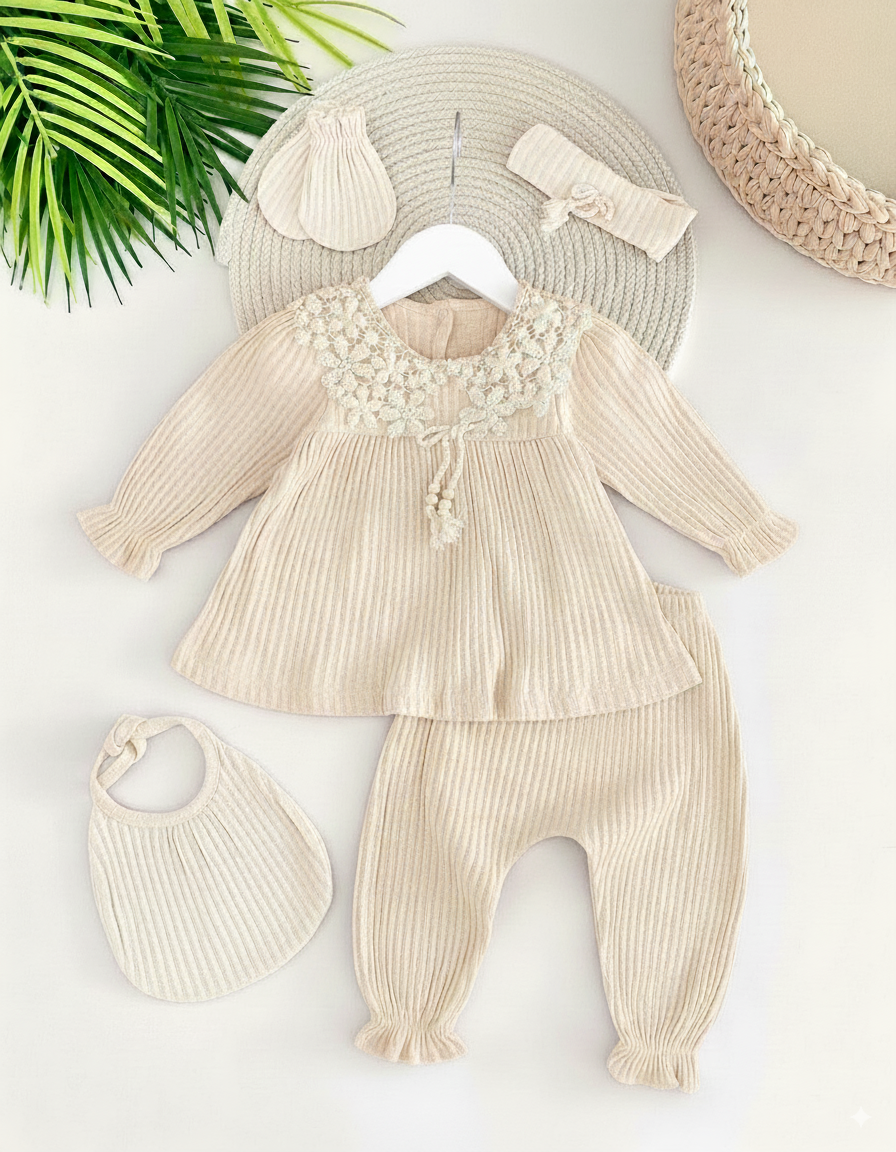 طقم جميل بلمسات راقية لحديثي الولادة من 5 قطع