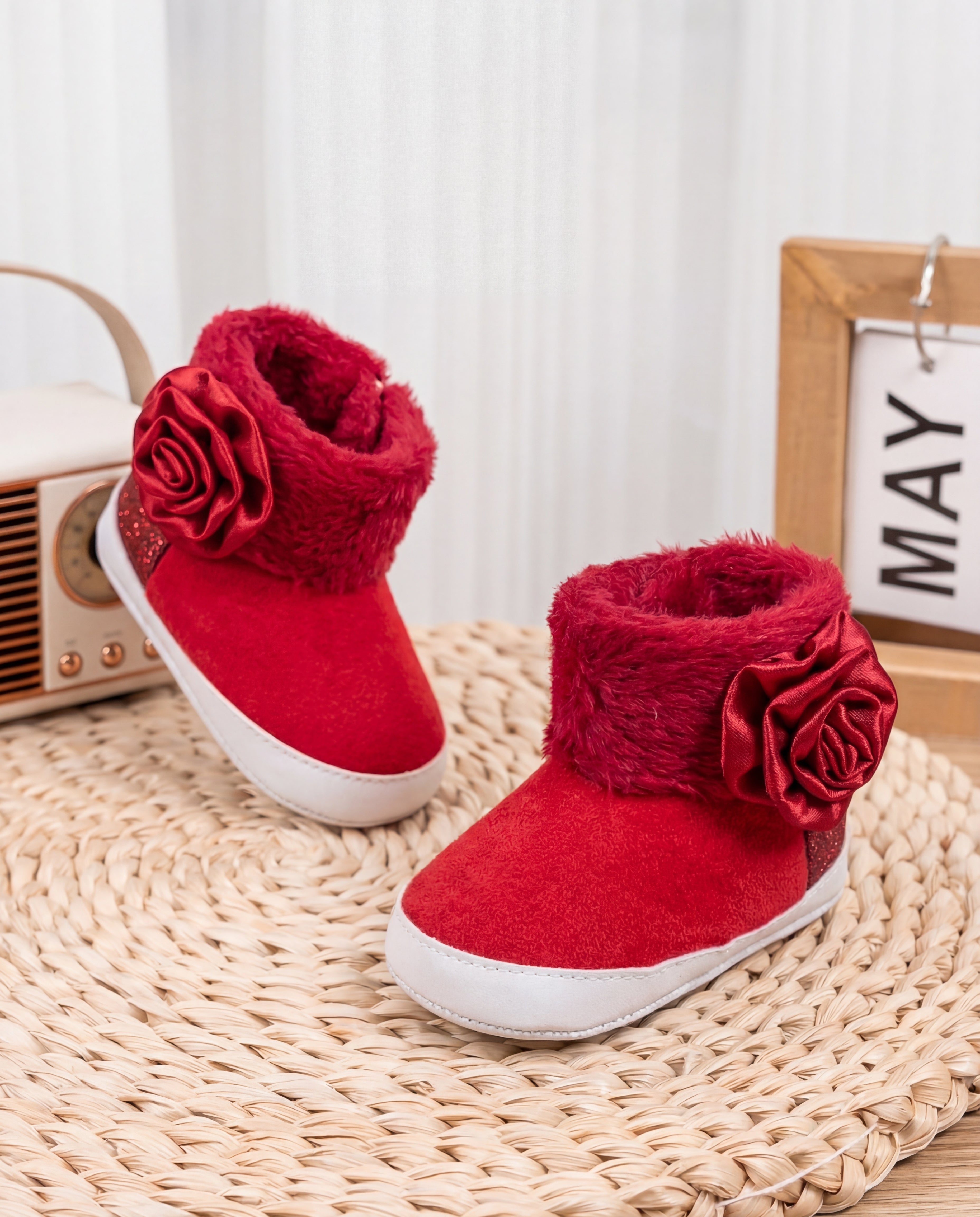 بوت شتوي فاخر للبنات بتصميم وردة جانبية – ناعم ودافئ