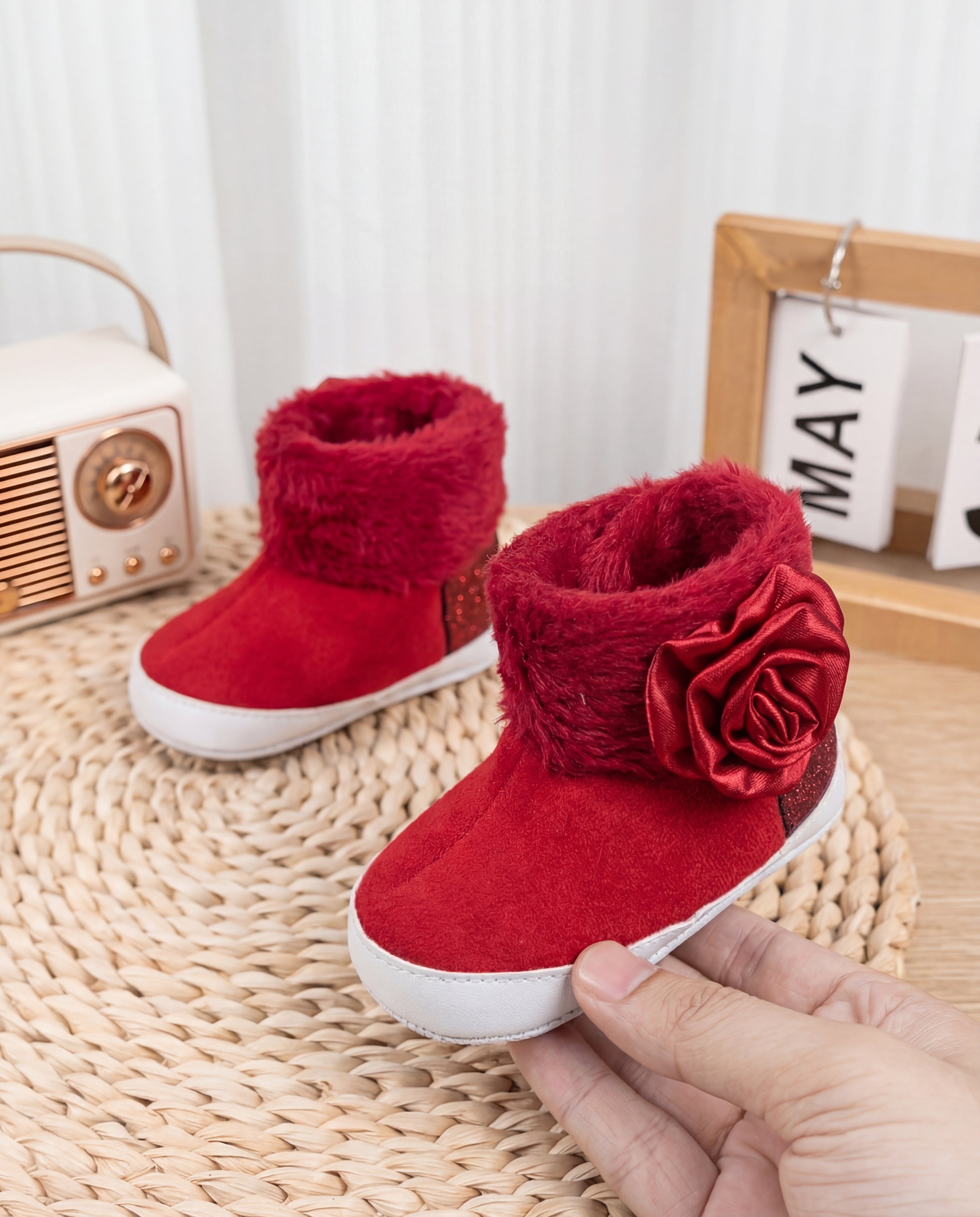 بوت شتوي فاخر للبنات بتصميم وردة جانبية – ناعم ودافئ