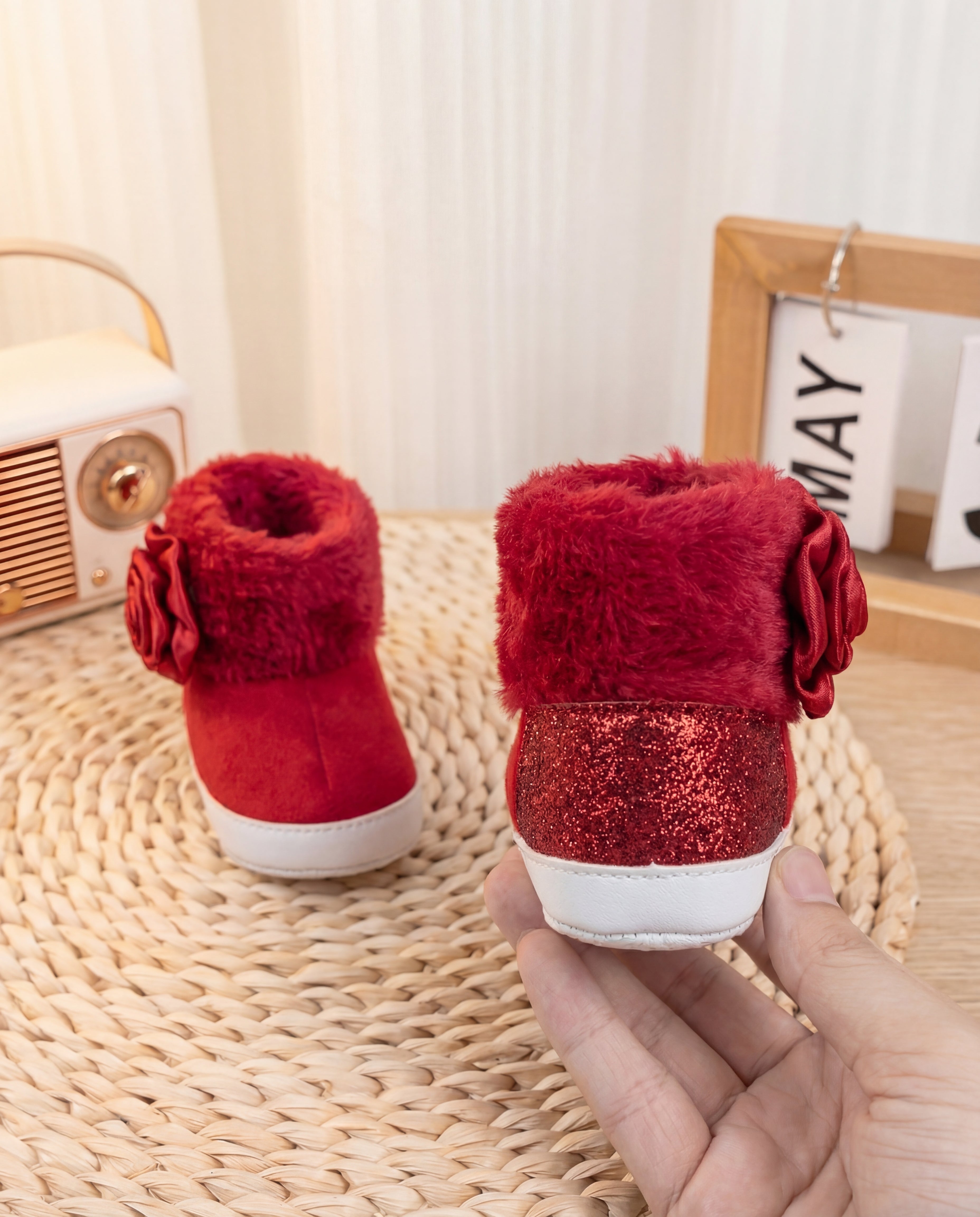 بوت شتوي فاخر للبنات بتصميم وردة جانبية – ناعم ودافئ