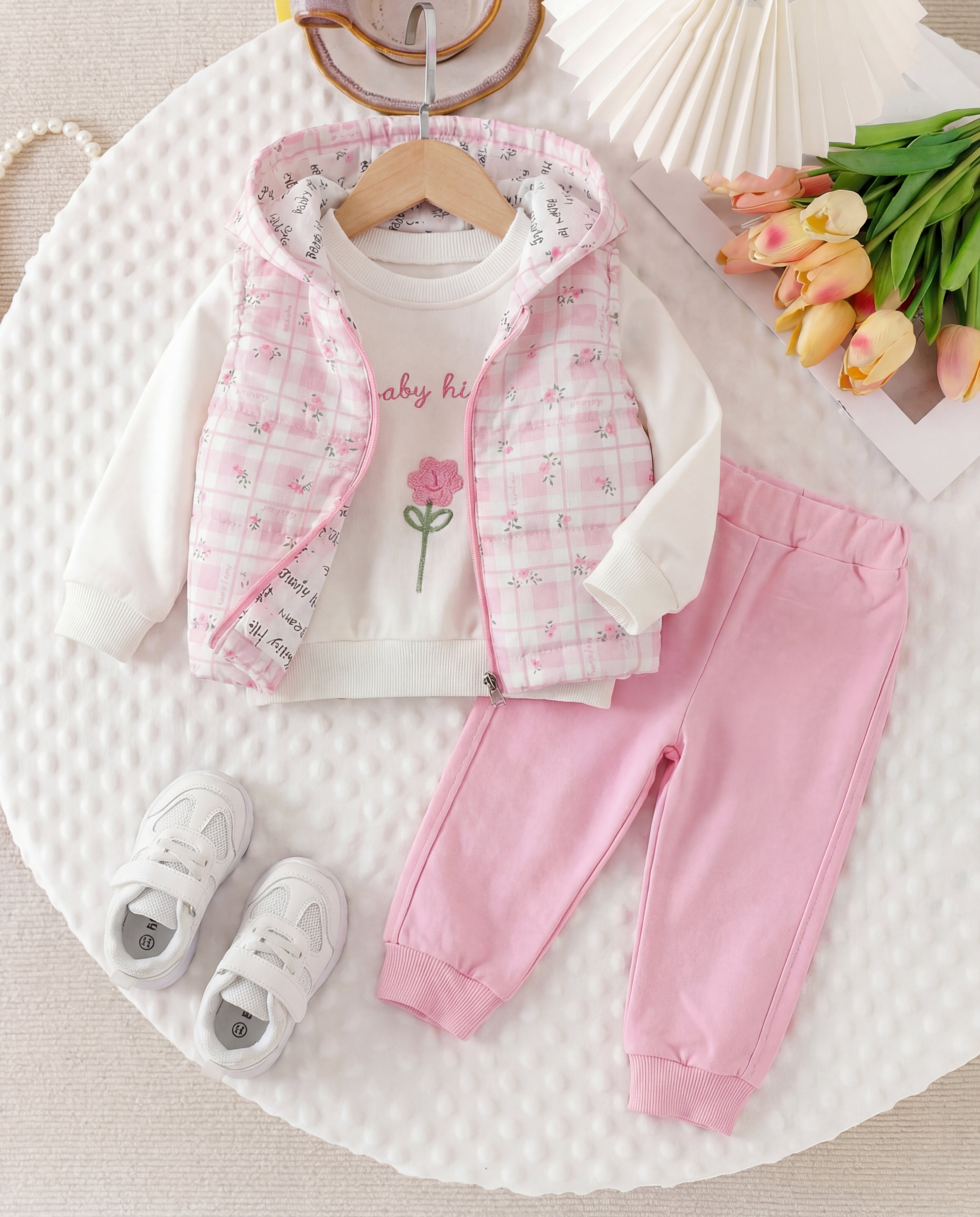 طقم ربيعي جميل للبنات مزين بأزهار صغيرة