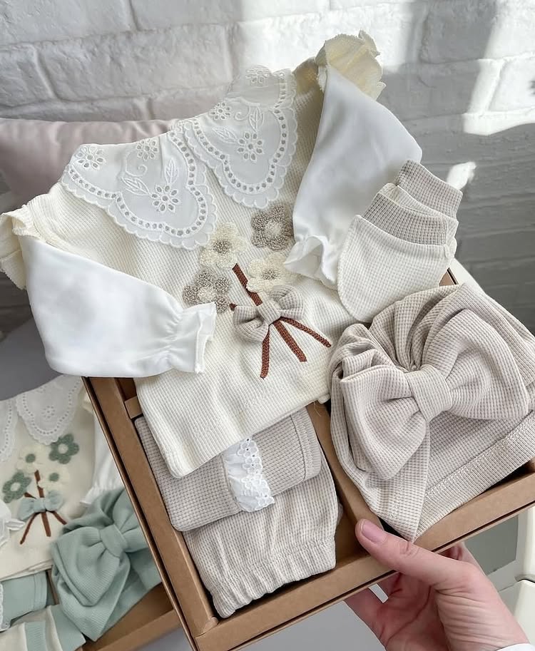 طقم جميل للبنات حديثي الولادة مزين بأزهار صغيرة