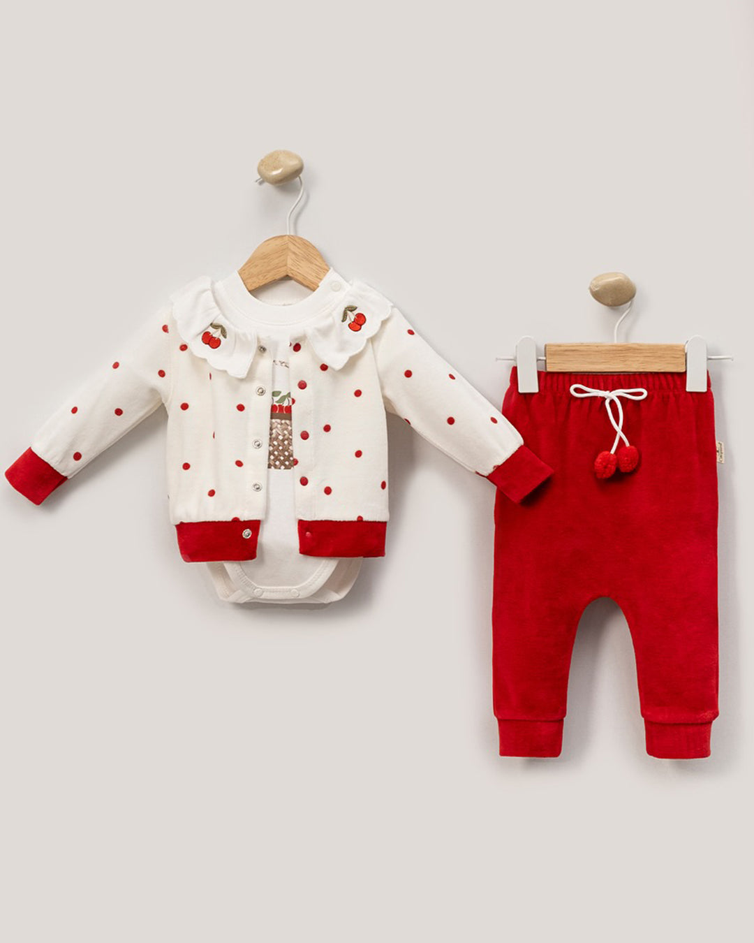 طقم كيوت و جميل للبنات مزين بحبات كرز صغيرة