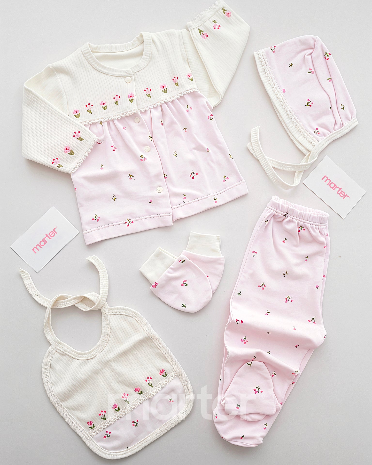 طقم جميل للبنات حديثي الولادة مزين بأزهار صغيرة مكون من 5 قطع