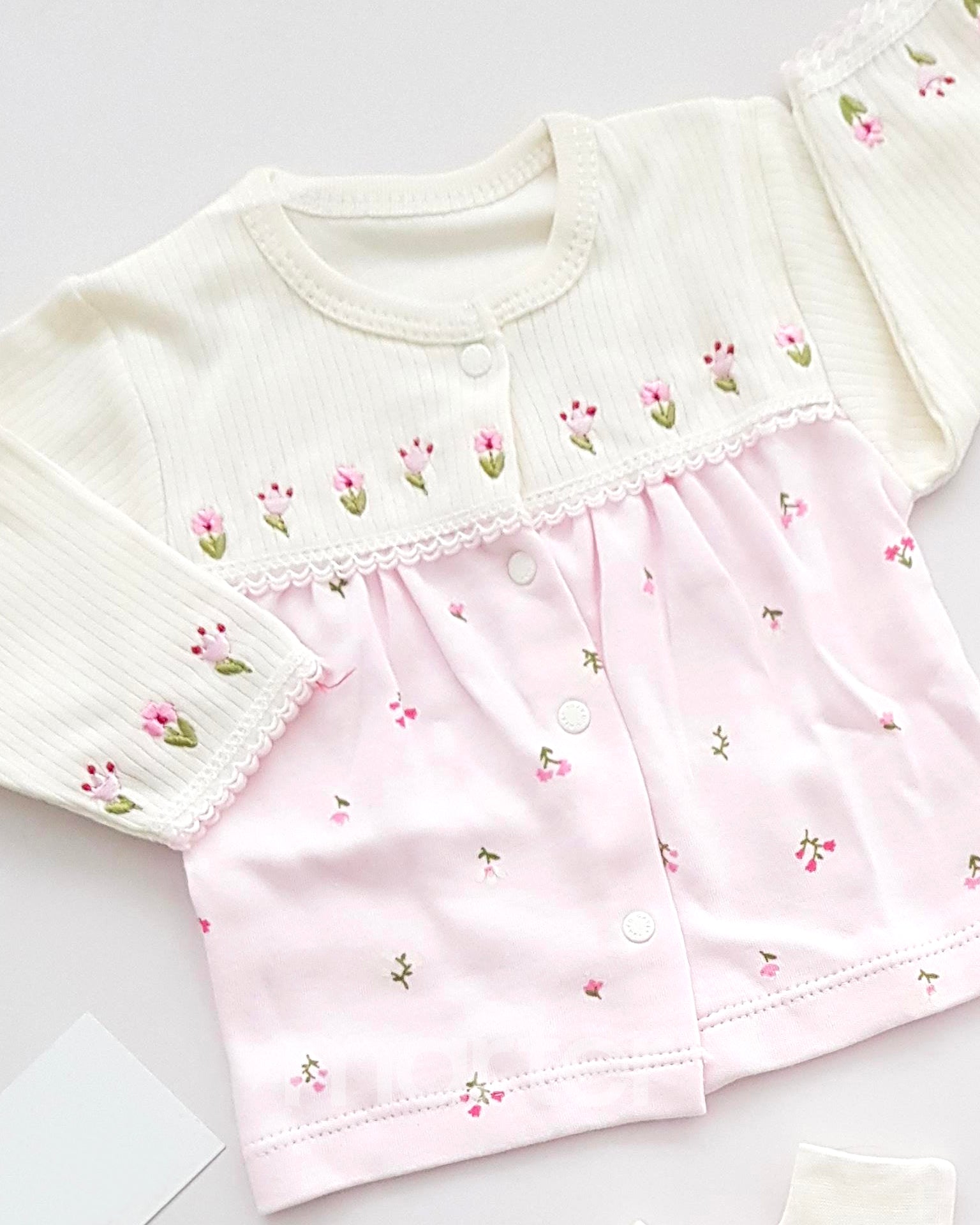 طقم جميل للبنات حديثي الولادة مزين بأزهار صغيرة مكون من 5 قطع