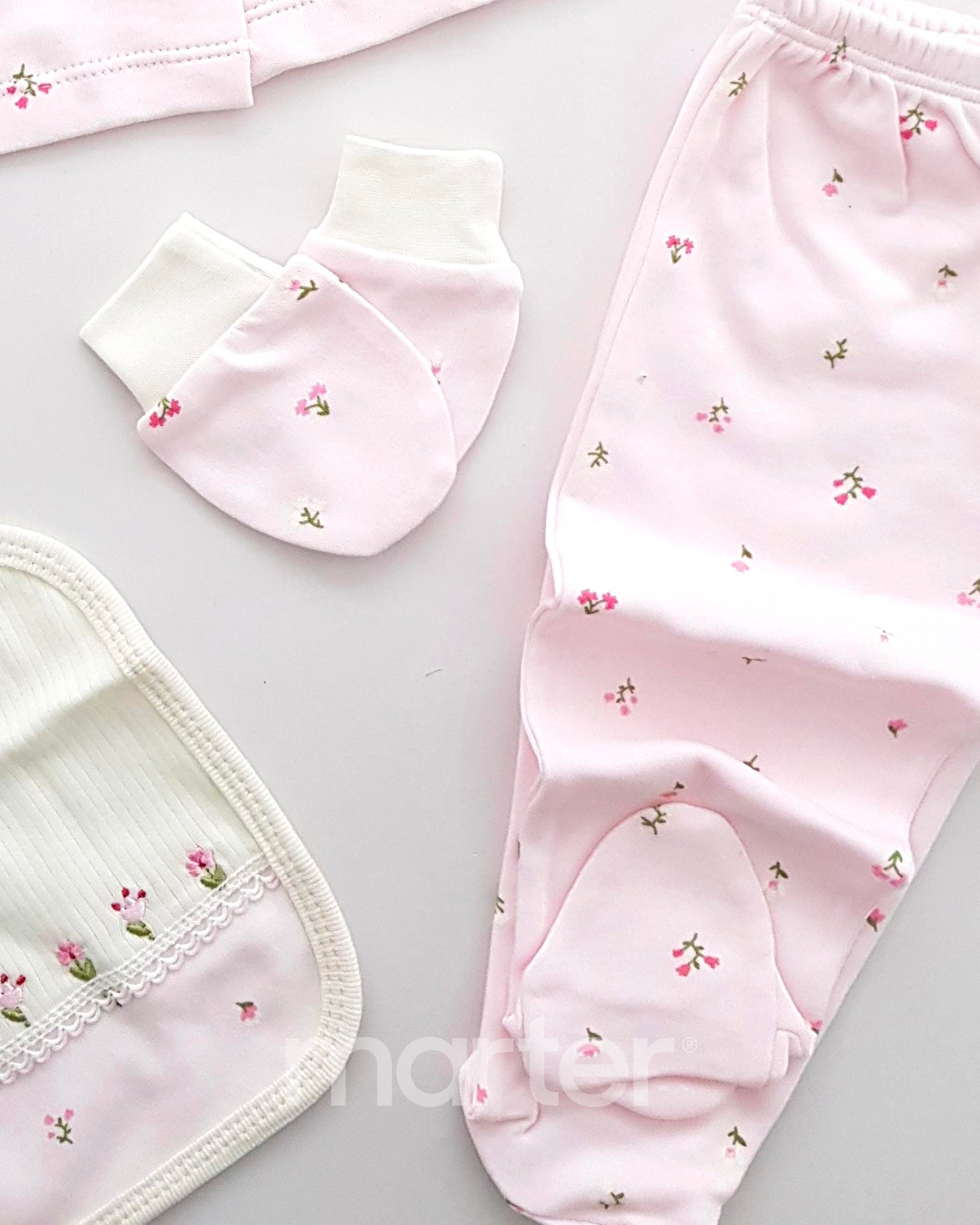طقم جميل للبنات حديثي الولادة مزين بأزهار صغيرة مكون من 5 قطع